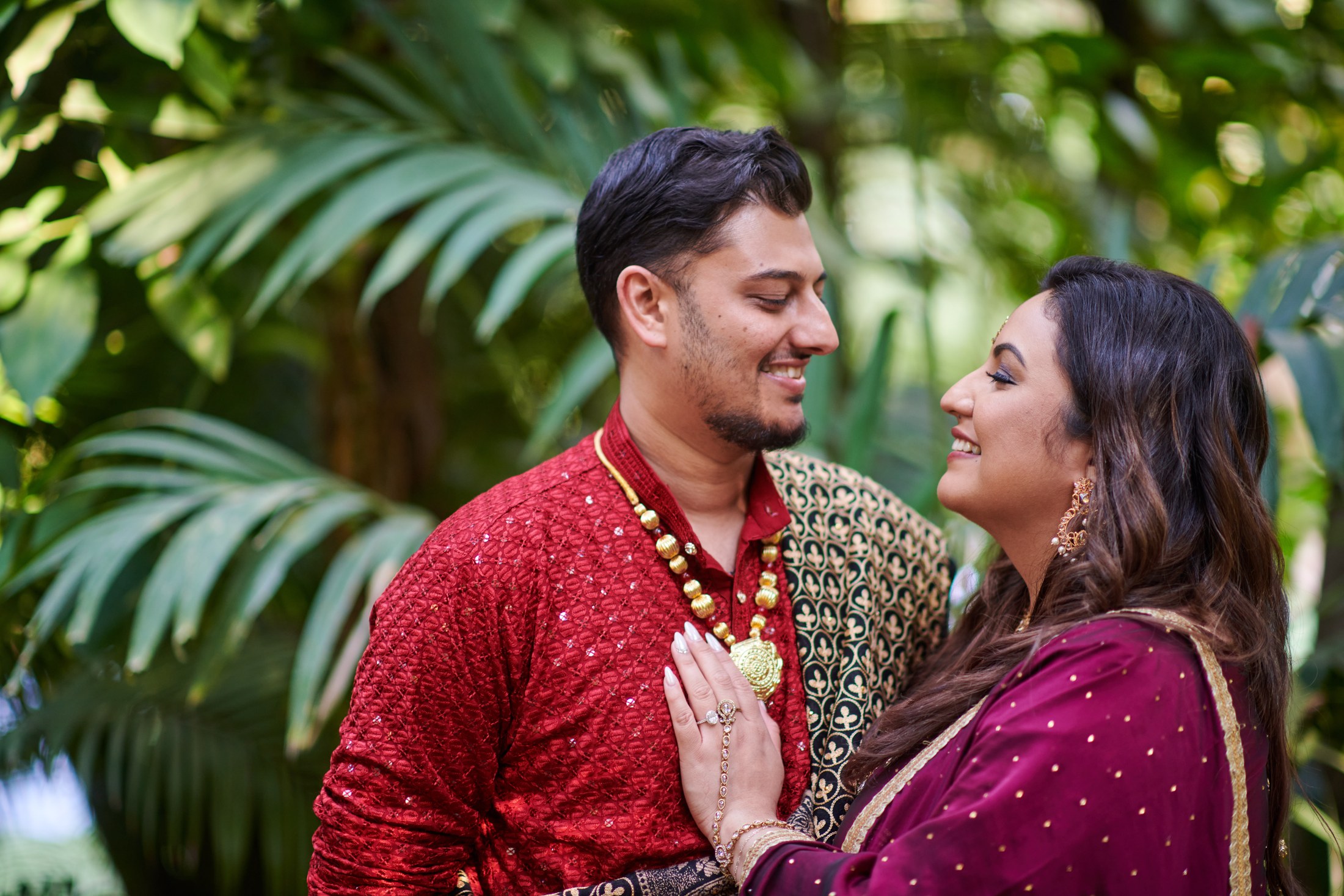 Noche de mehndi y jaggo punyabí en un jardín de Puerto Vallarta — Raj & Jocelyn — photo 16