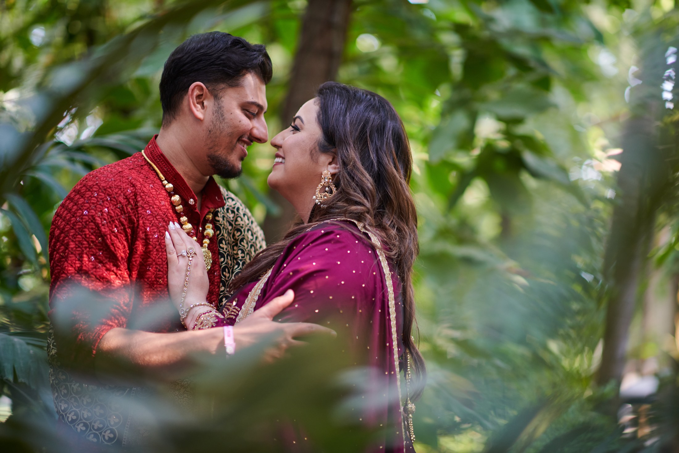 Noche de mehndi y jaggo punyabí en un jardín de Puerto Vallarta — Raj & Jocelyn — photo 19