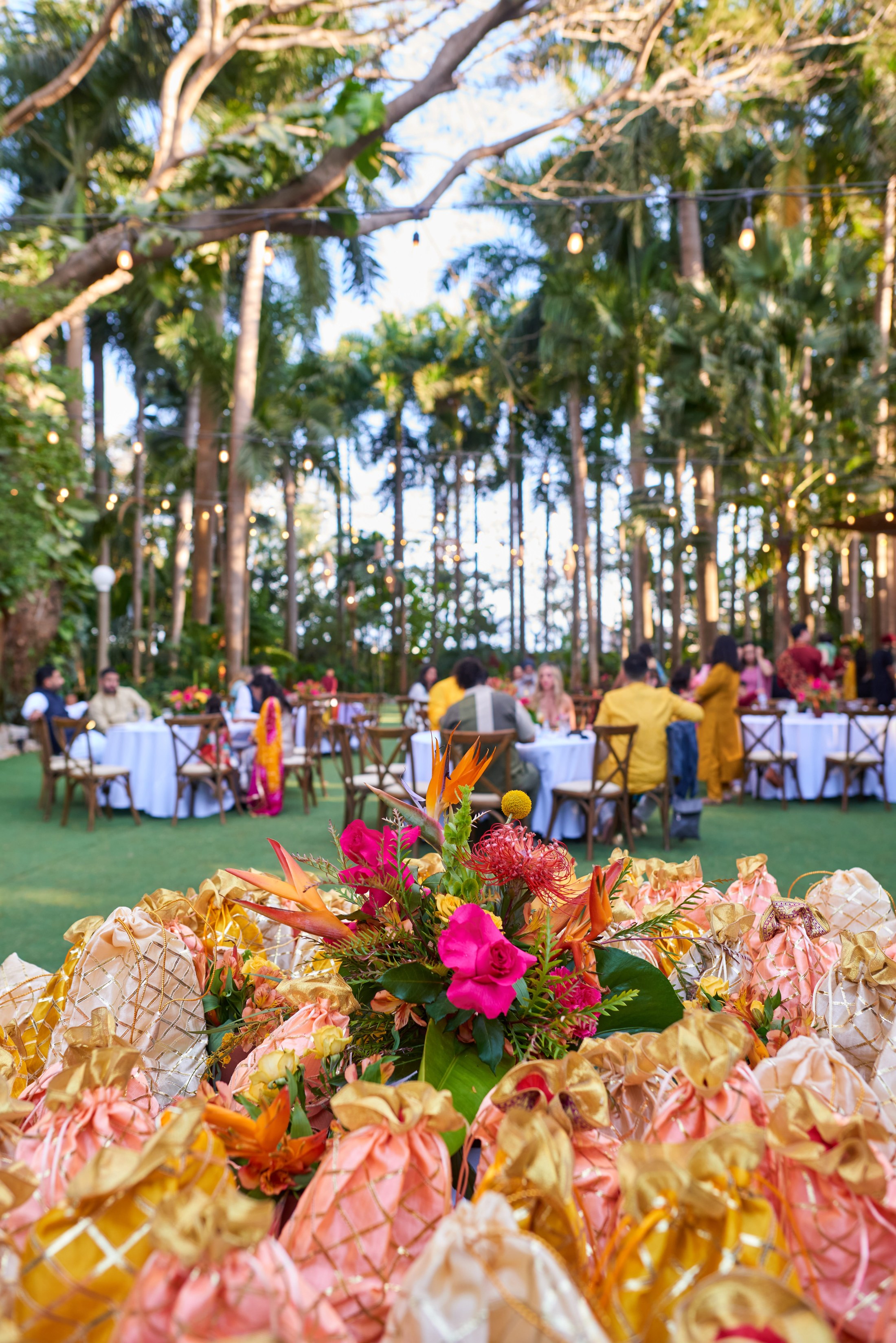 Noche de mehndi y jaggo punyabí en un jardín de Puerto Vallarta — Raj & Jocelyn — photo 20