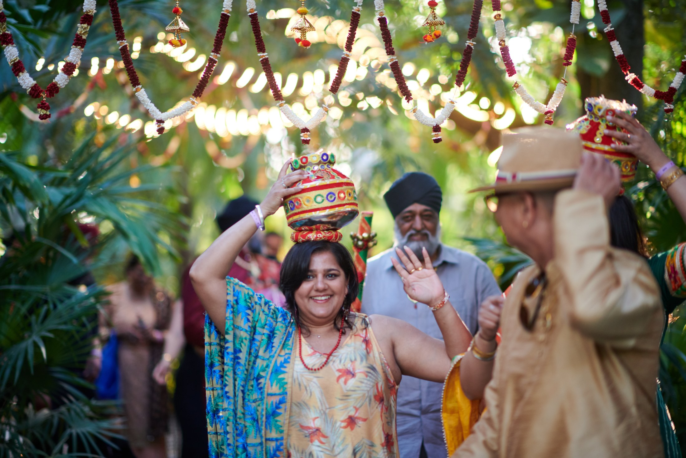 Noche de mehndi y jaggo punyabí en un jardín de Puerto Vallarta — Raj & Jocelyn — photo 21