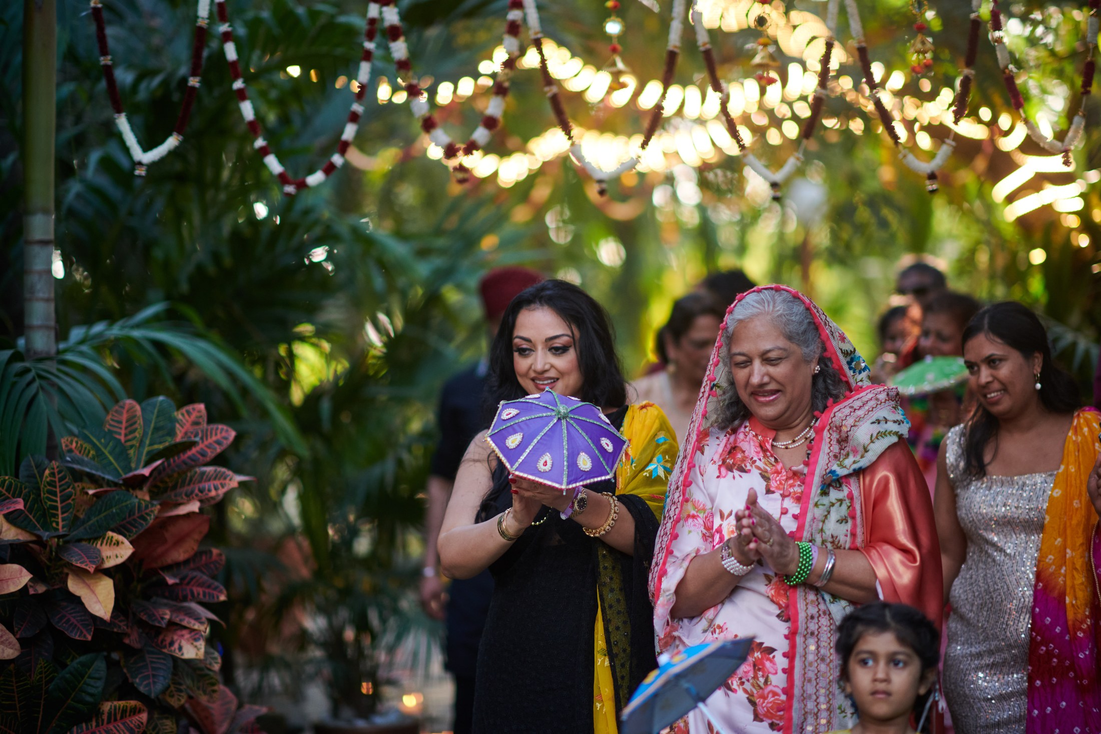 Noche de mehndi y jaggo punyabí en un jardín de Puerto Vallarta — Raj & Jocelyn — photo 23