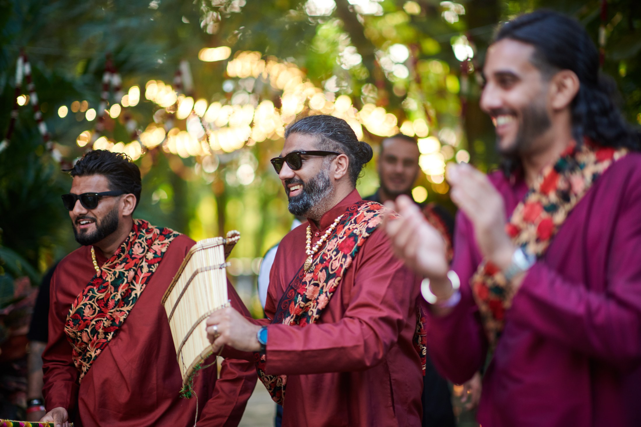 Noche de mehndi y jaggo punyabí en un jardín de Puerto Vallarta — Raj & Jocelyn — photo 24