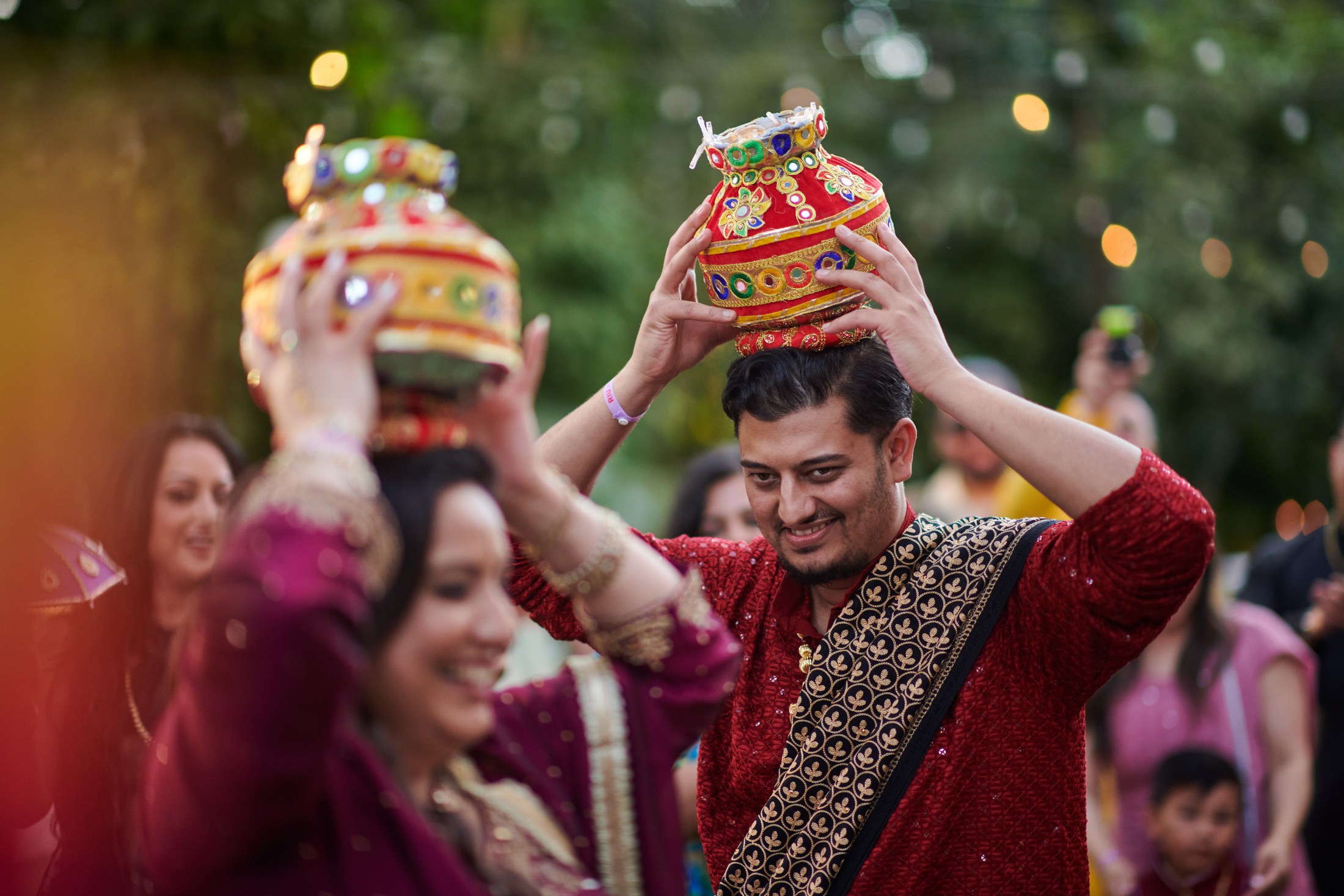 Noche de mehndi y jaggo punyabí en un jardín de Puerto Vallarta — Raj & Jocelyn — photo 28