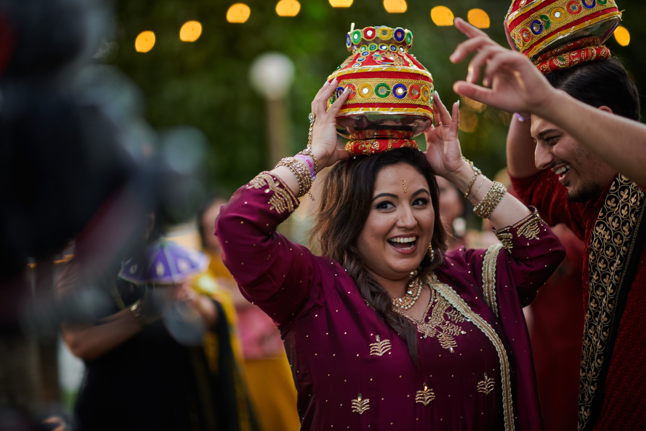 Noche de mehndi y jaggo punyabí en un jardín de Puerto Vallarta — Raj & Jocelyn — photo 30