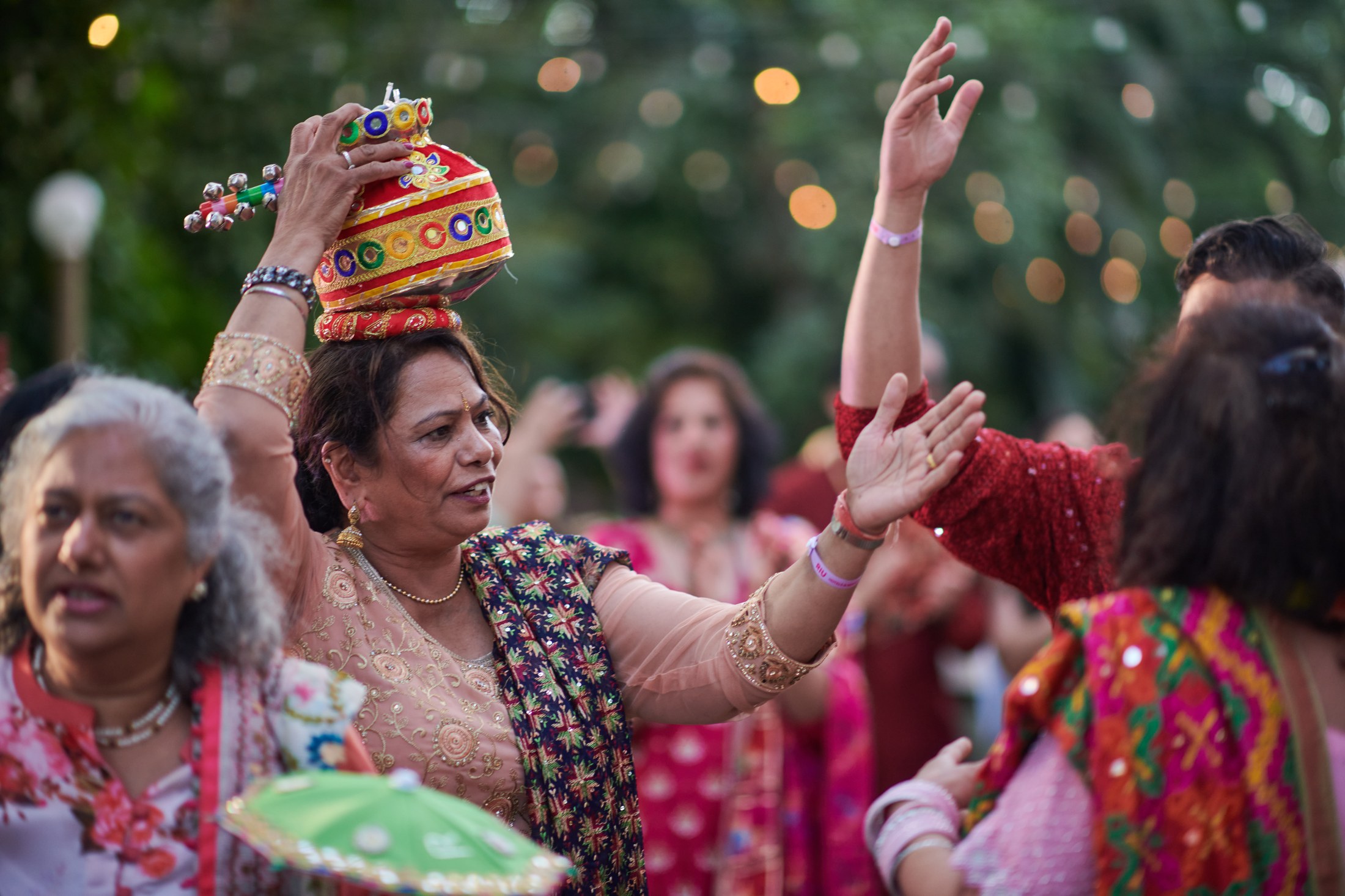 Noche de mehndi y jaggo punyabí en un jardín de Puerto Vallarta — Raj & Jocelyn — photo 32