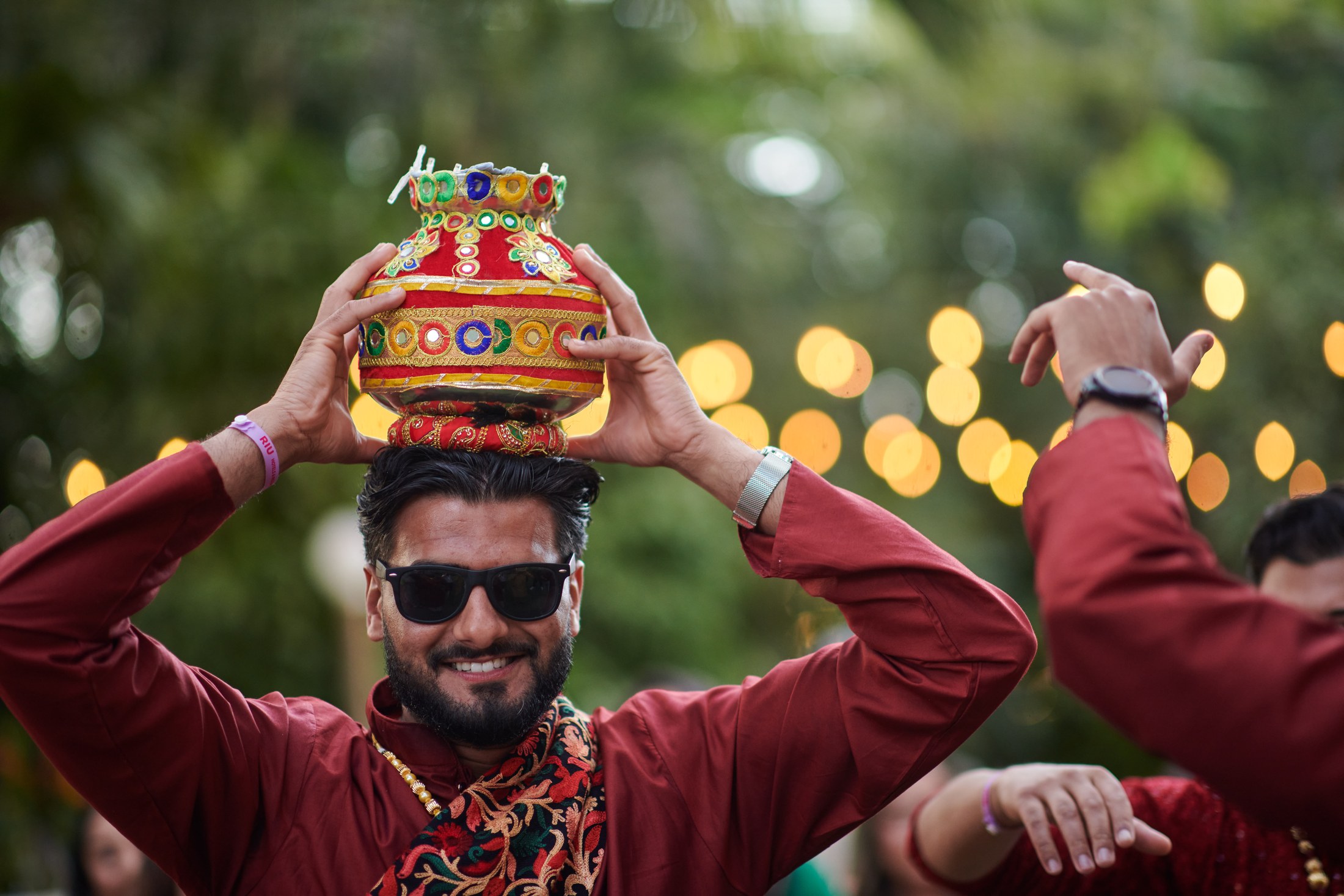 Noche de mehndi y jaggo punyabí en un jardín de Puerto Vallarta — Raj & Jocelyn — photo 35