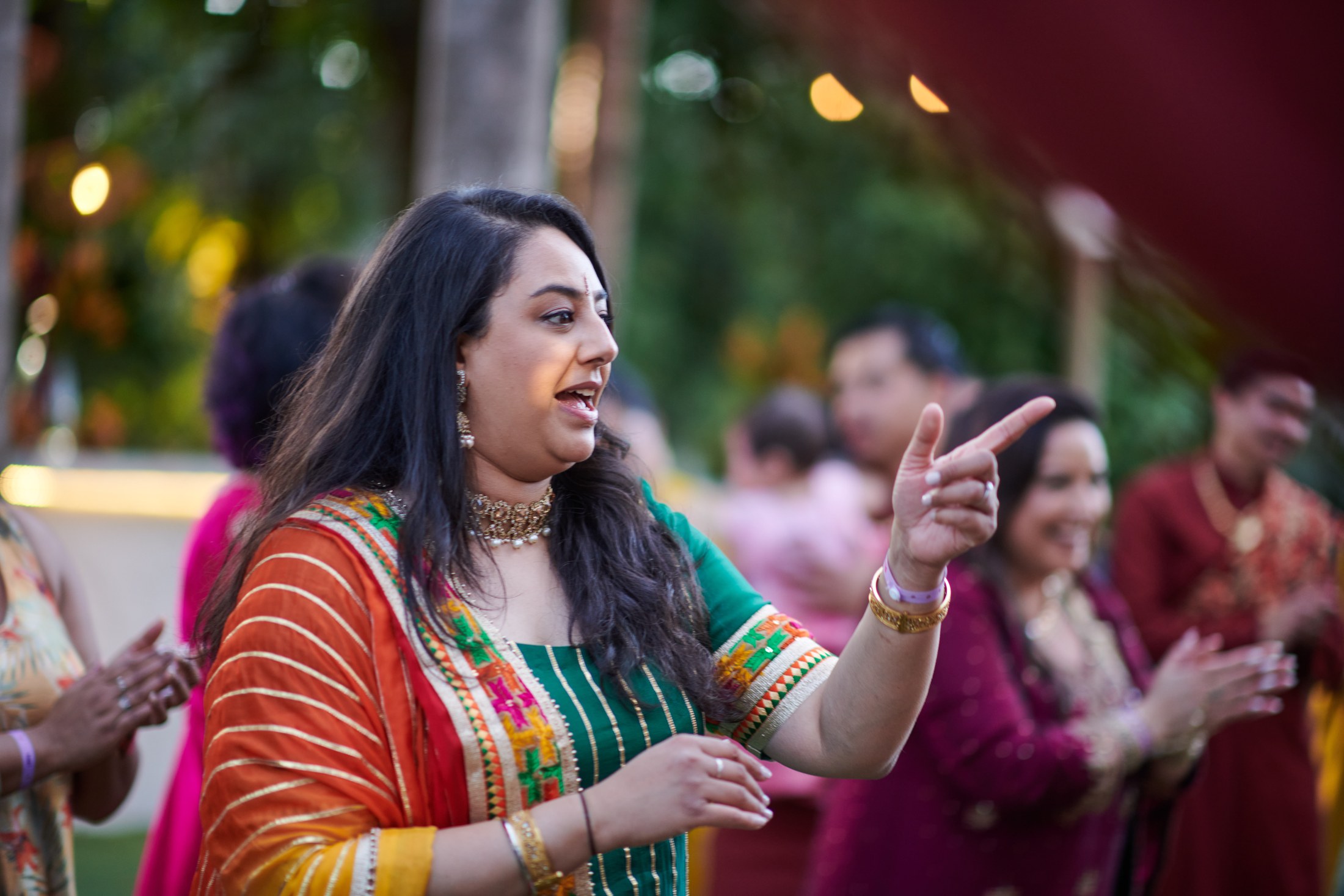 Noche de mehndi y jaggo punyabí en un jardín de Puerto Vallarta — Raj & Jocelyn — photo 38