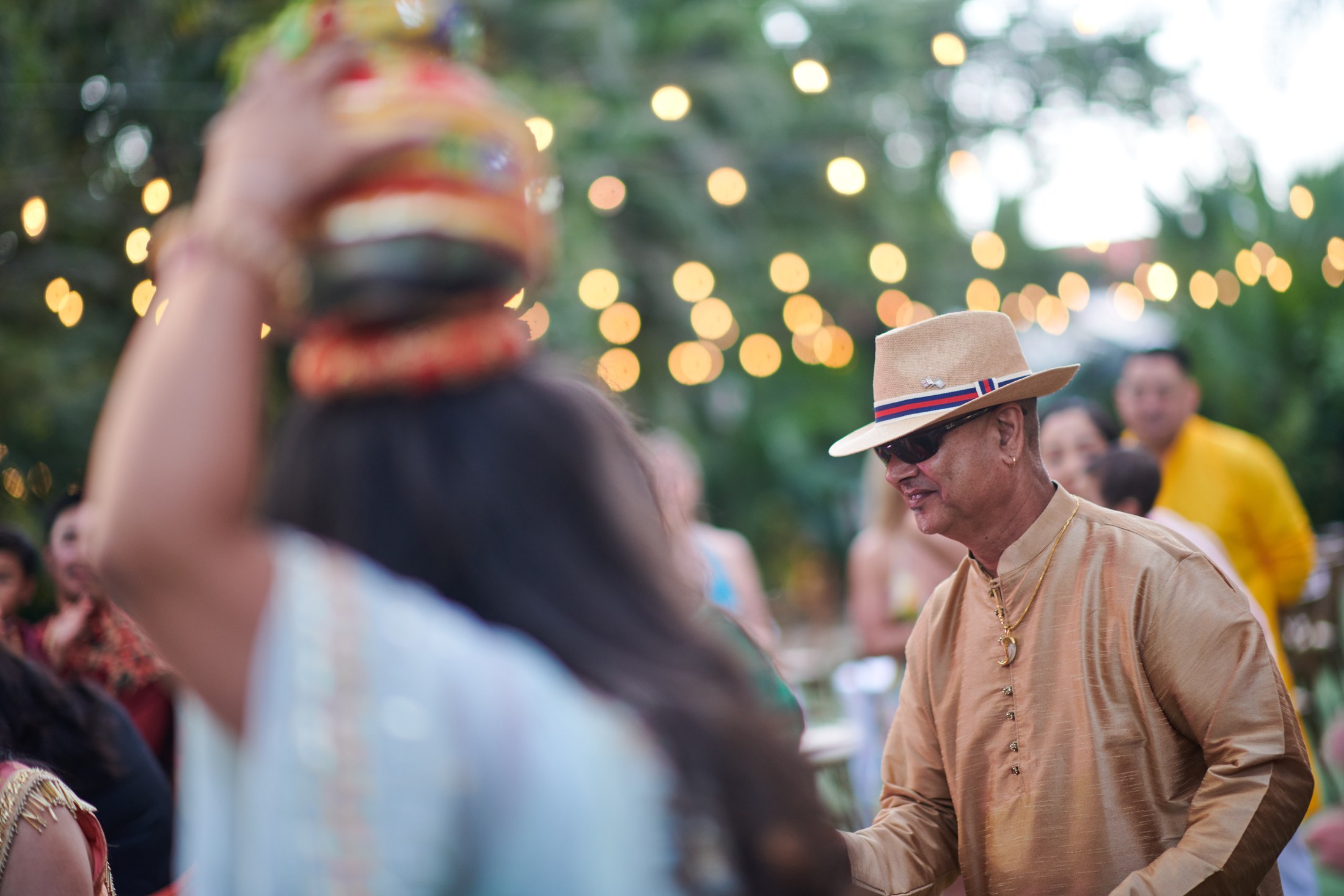 Noche de mehndi y jaggo punyabí en un jardín de Puerto Vallarta — Raj & Jocelyn — photo 39