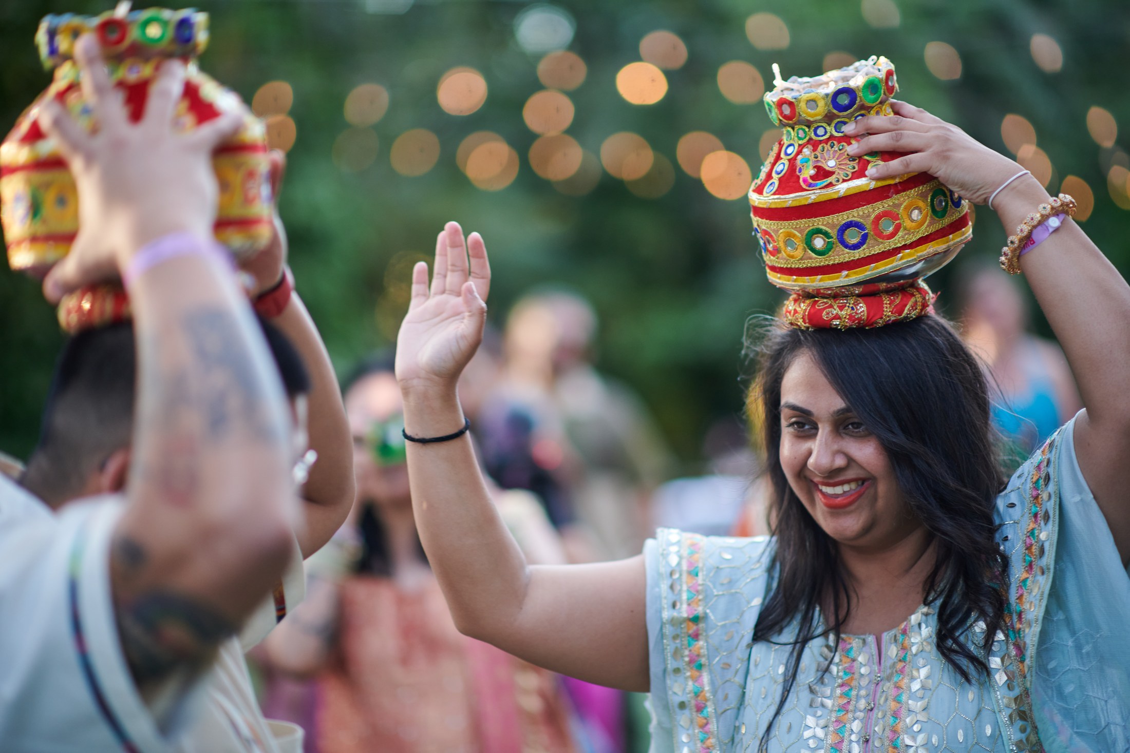 Noche de mehndi y jaggo punyabí en un jardín de Puerto Vallarta — Raj & Jocelyn — photo 40
