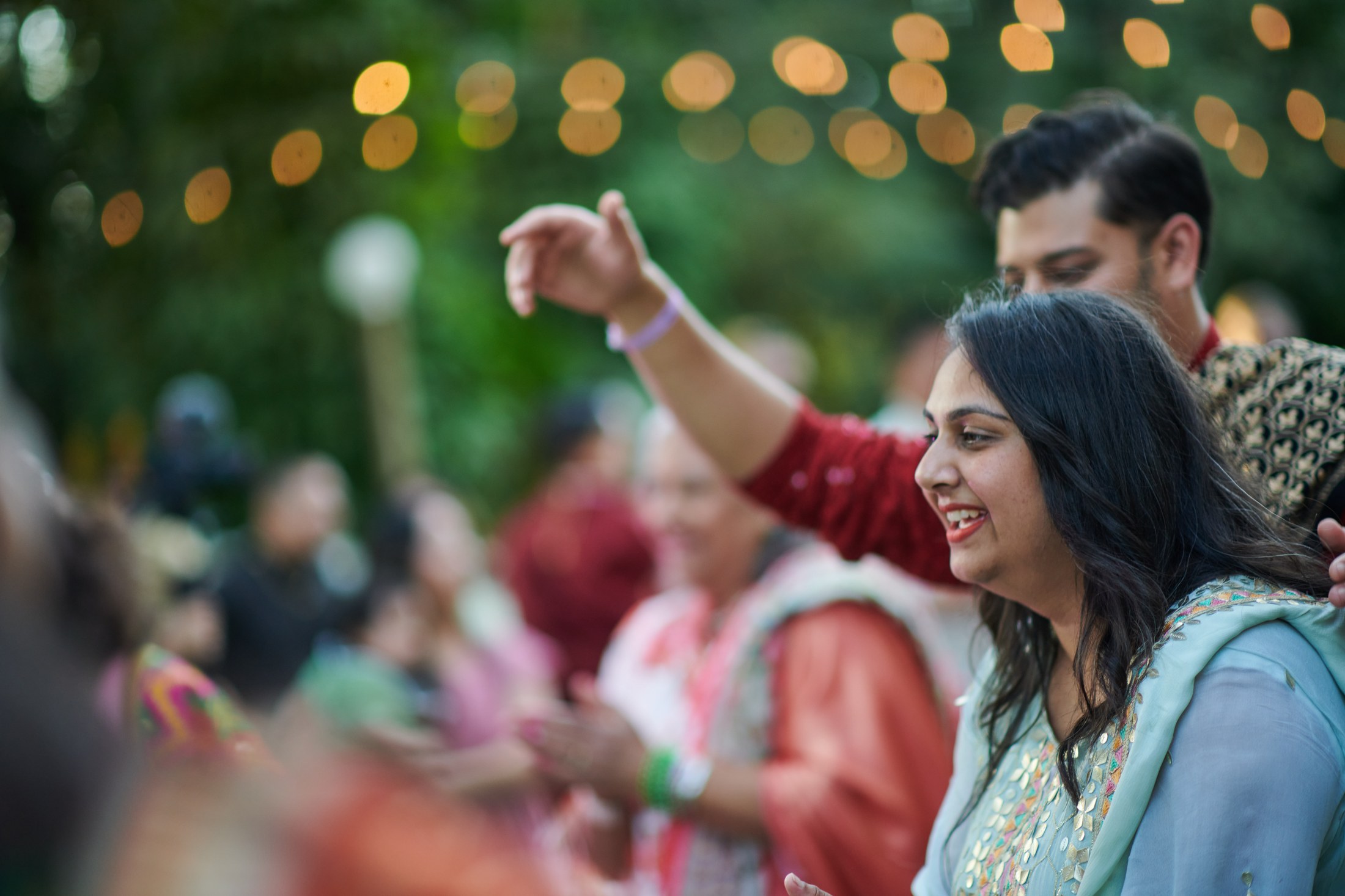 Noche de mehndi y jaggo punyabí en un jardín de Puerto Vallarta — Raj & Jocelyn — photo 41