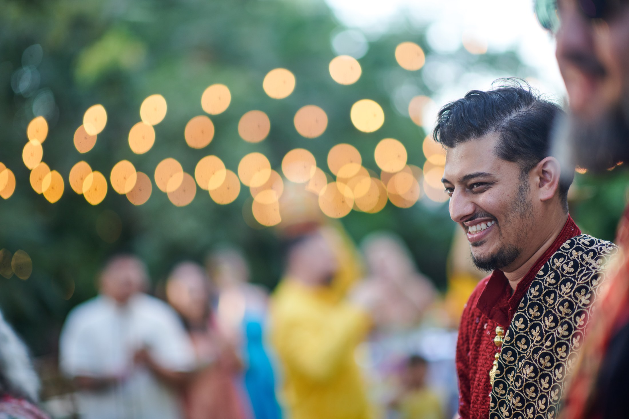 Noche de mehndi y jaggo punyabí en un jardín de Puerto Vallarta — Raj & Jocelyn — photo 42