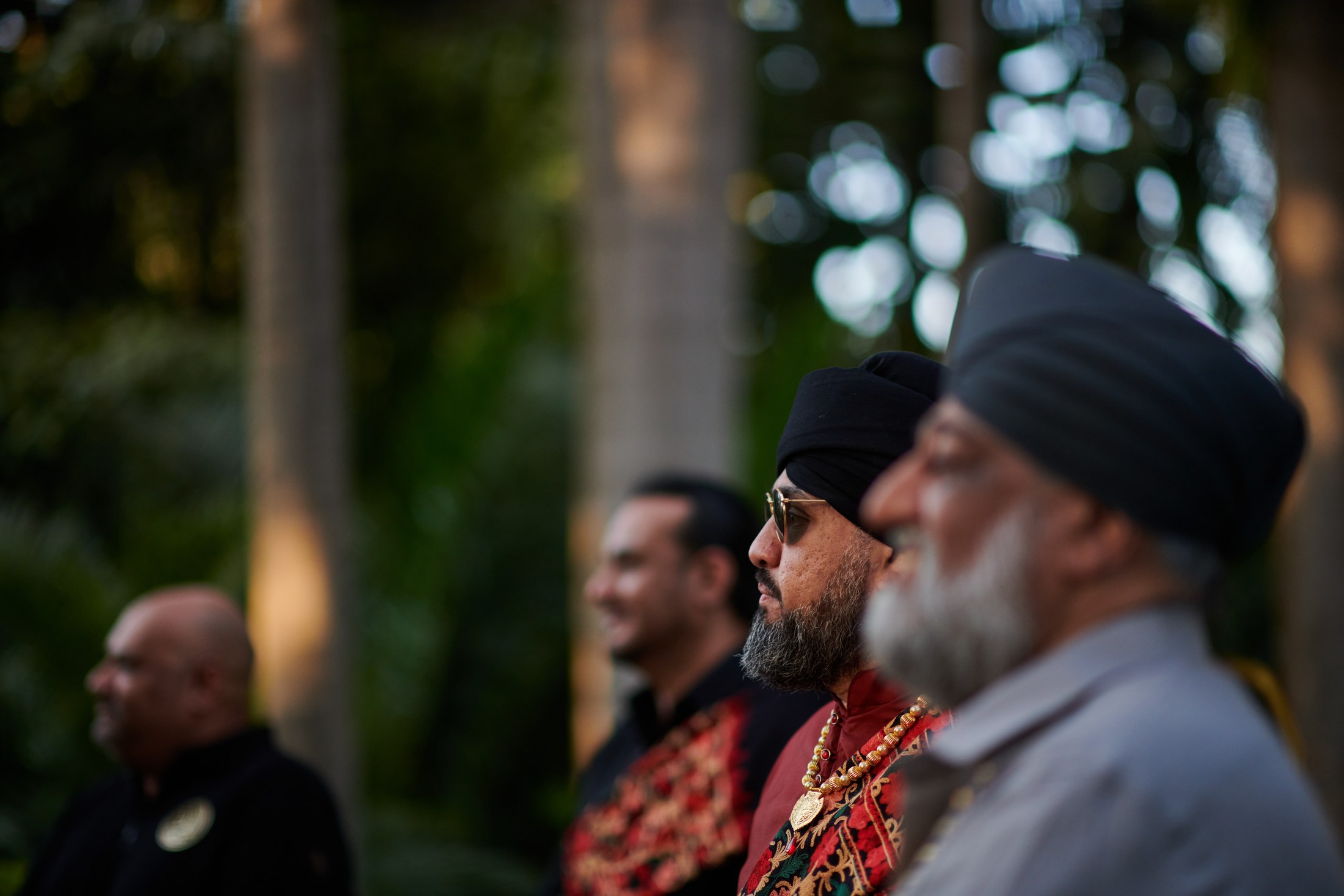 Noche de mehndi y jaggo punyabí en un jardín de Puerto Vallarta — Raj & Jocelyn — photo 43