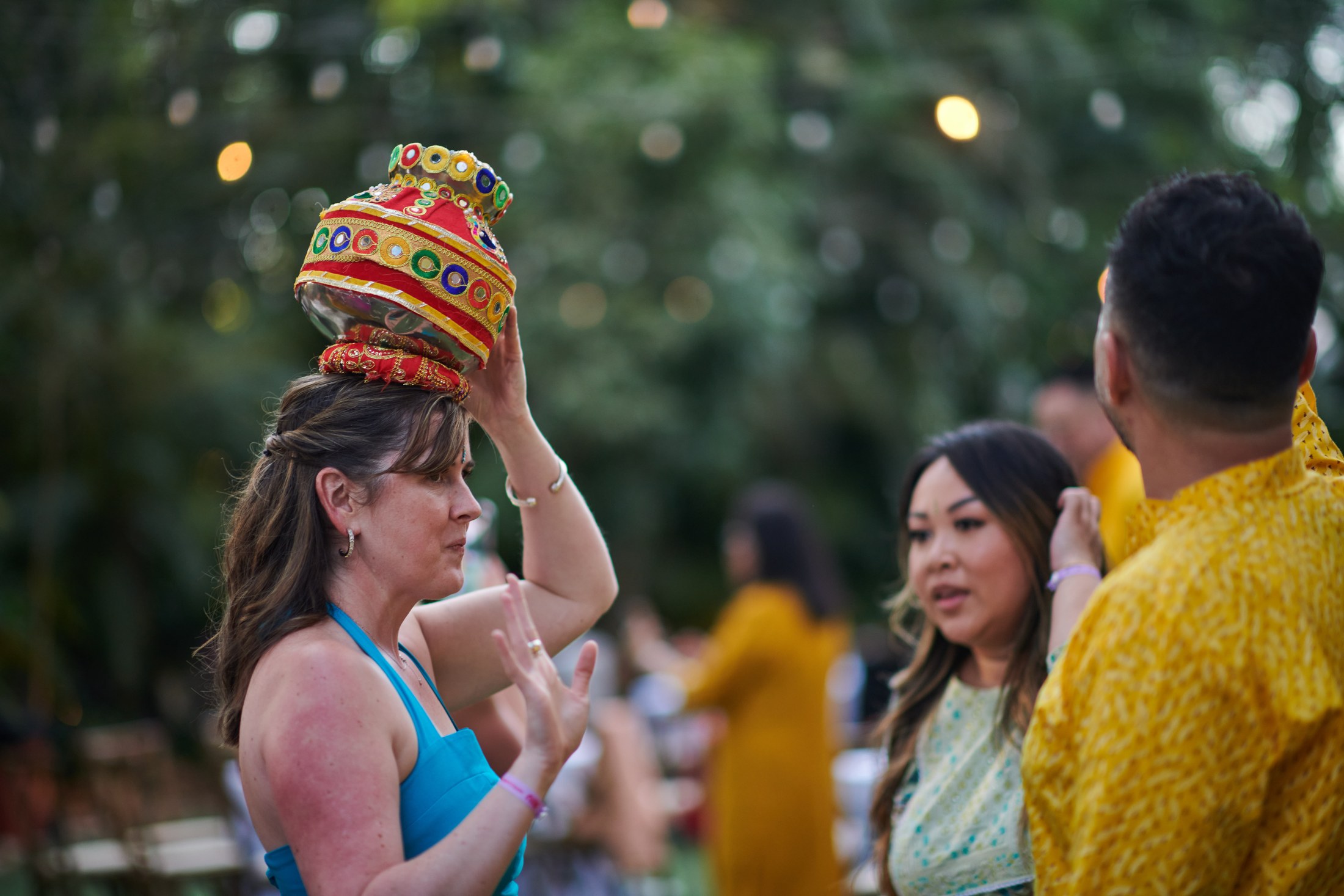 Noche de mehndi y jaggo punyabí en un jardín de Puerto Vallarta — Raj & Jocelyn — photo 45