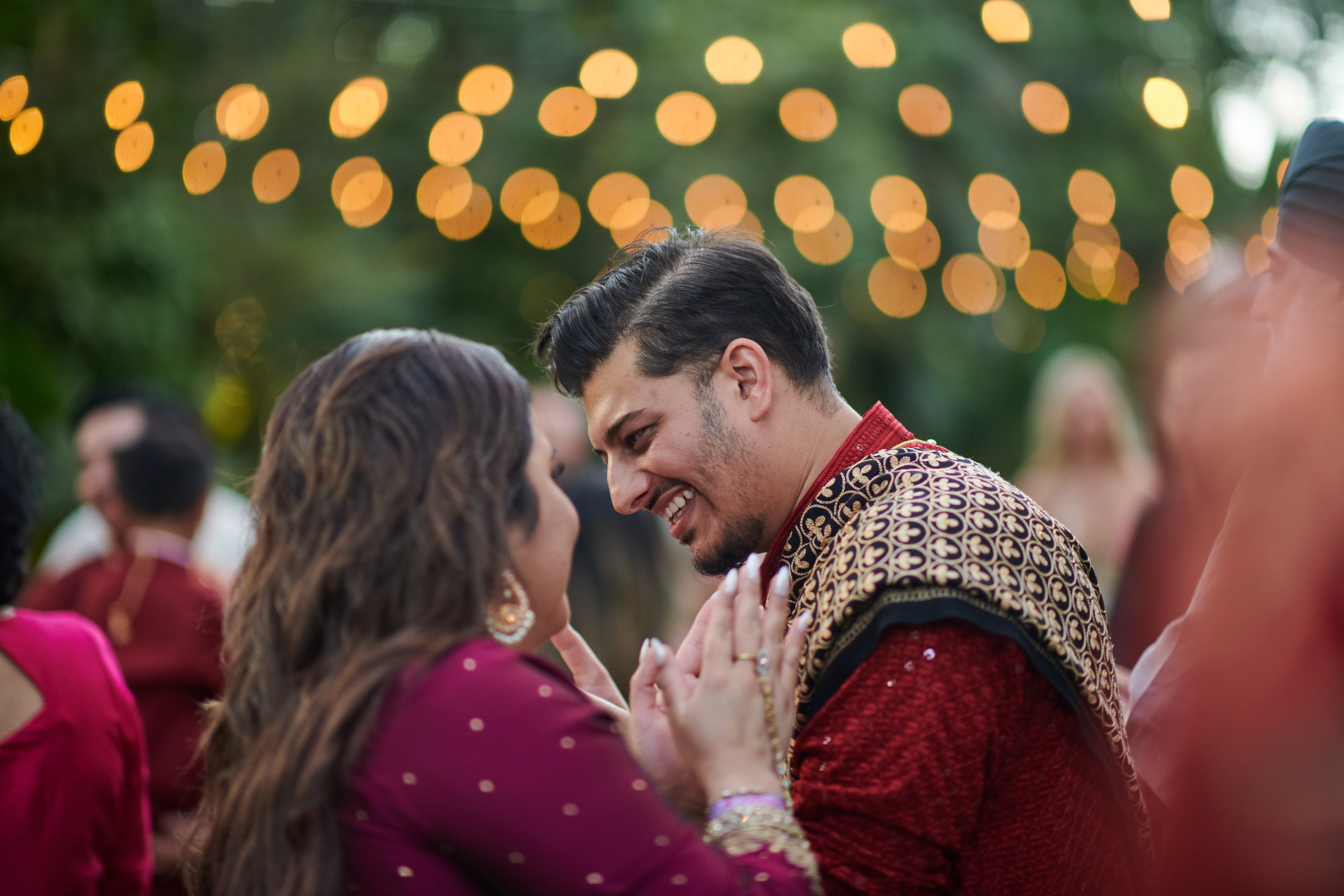 Noche de mehndi y jaggo punyabí en un jardín de Puerto Vallarta — Raj & Jocelyn — photo 47