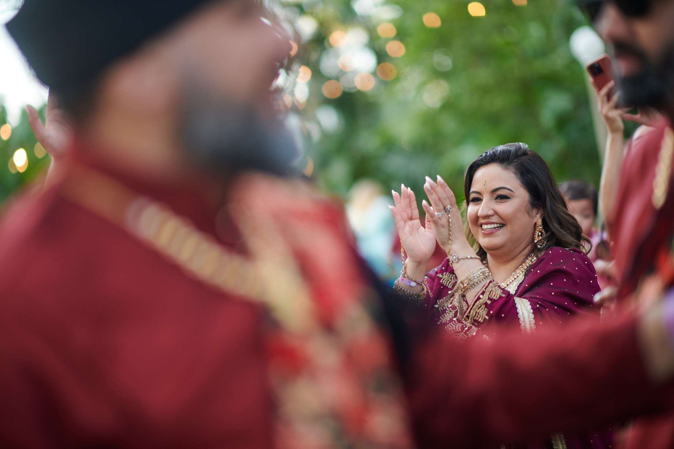 Noche de mehndi y jaggo punyabí en un jardín de Puerto Vallarta — Raj & Jocelyn — photo 48