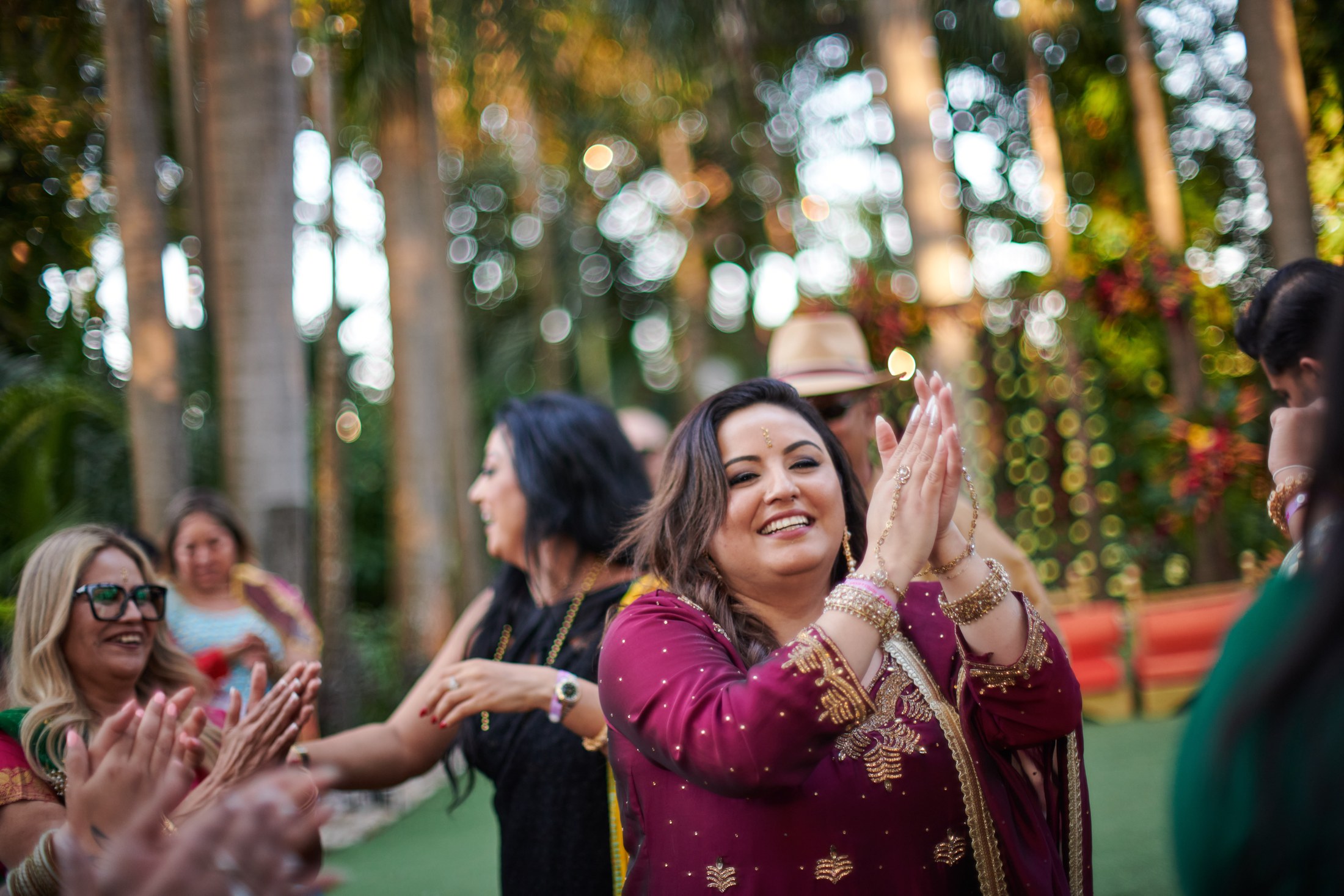 Noche de mehndi y jaggo punyabí en un jardín de Puerto Vallarta — Raj & Jocelyn — photo 49