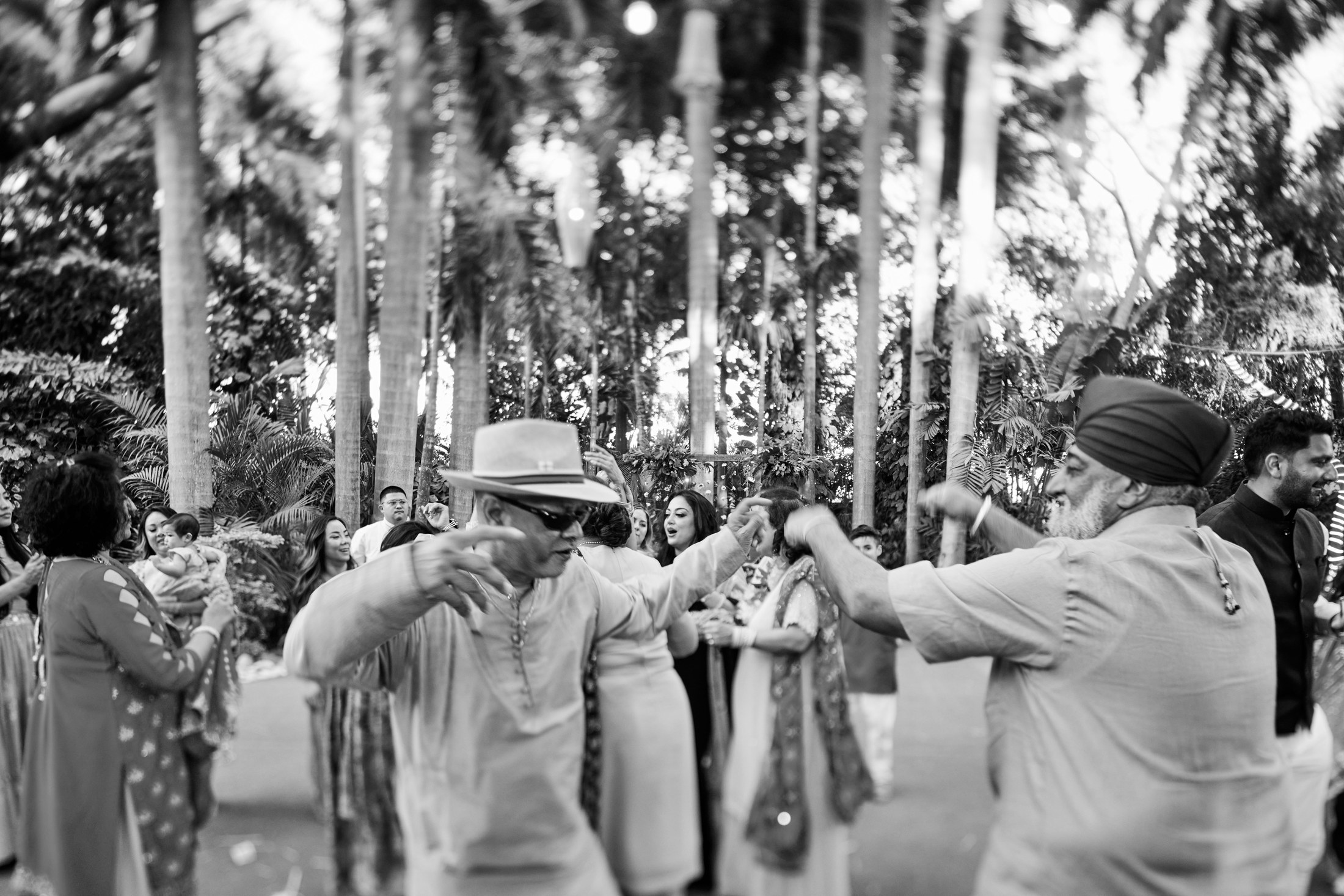 Noche de mehndi y jaggo punyabí en un jardín de Puerto Vallarta — Raj & Jocelyn — photo 51