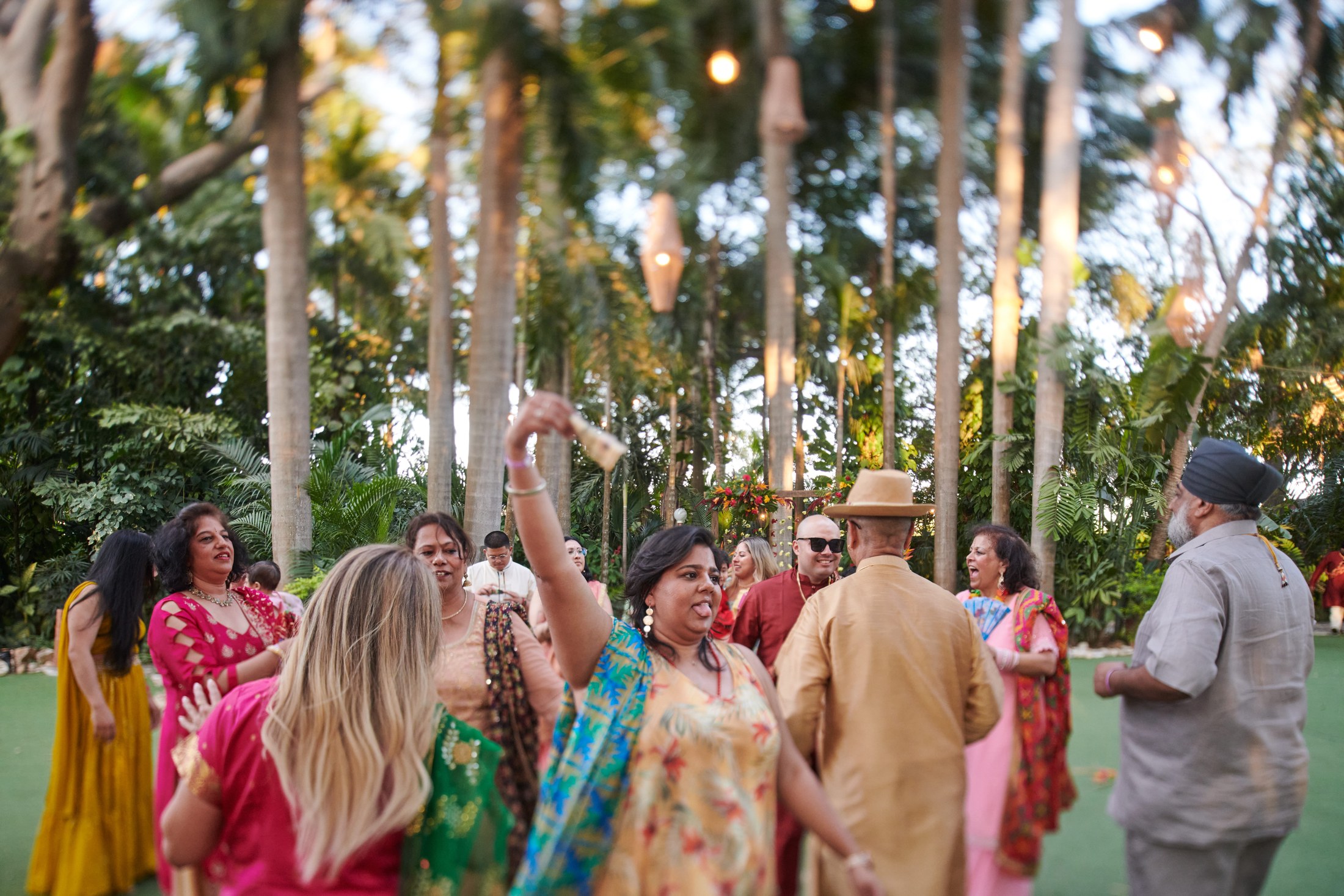Noche de mehndi y jaggo punyabí en un jardín de Puerto Vallarta — Raj & Jocelyn — photo 52
