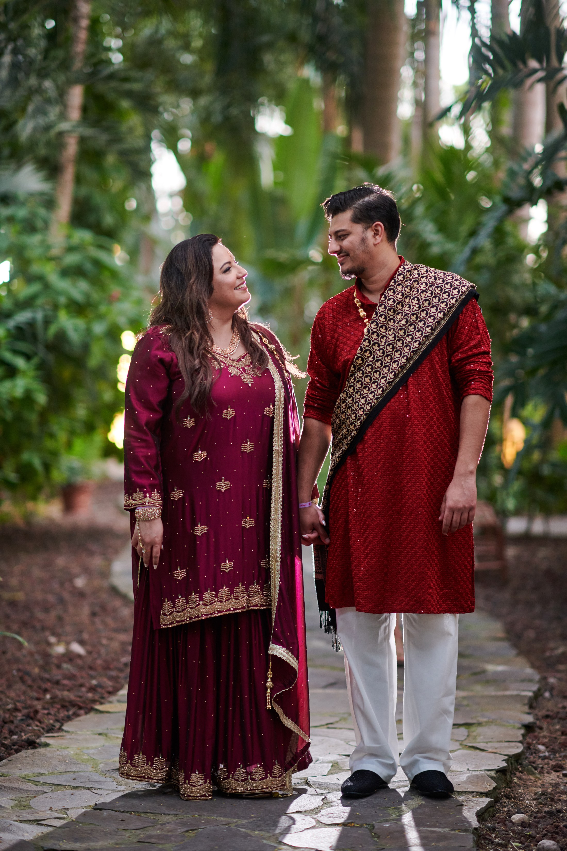 Noche de mehndi y jaggo punyabí en un jardín de Puerto Vallarta — Raj & Jocelyn — photo 54
