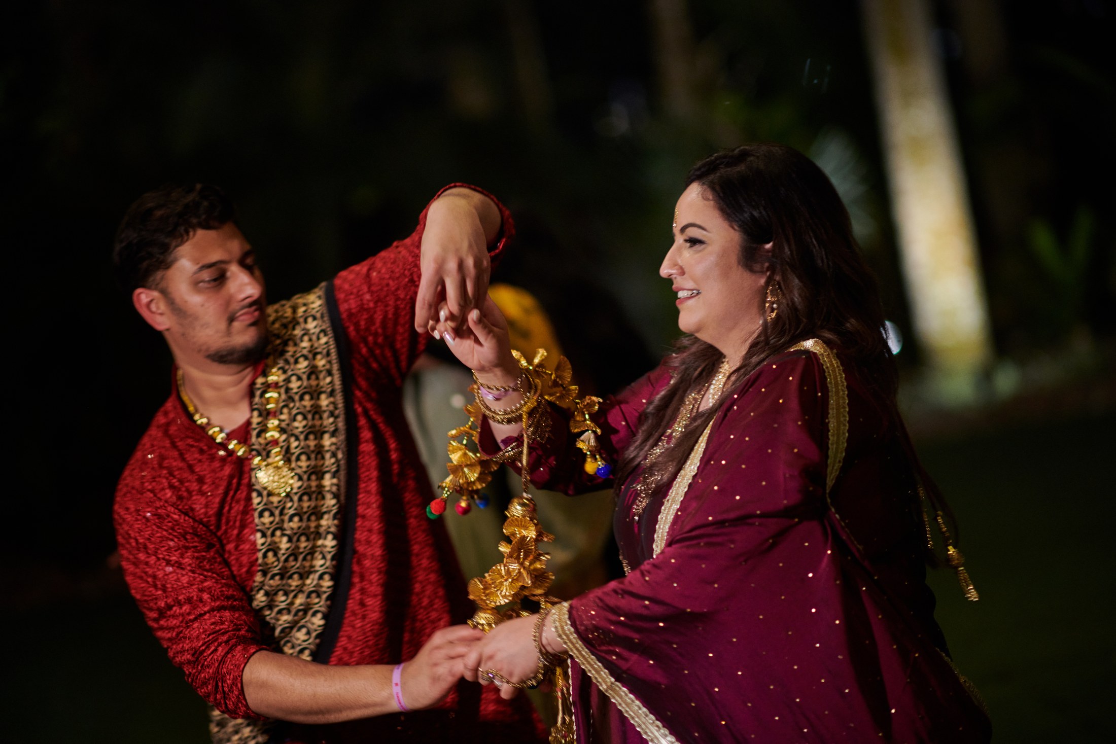 Noche de mehndi y jaggo punyabí en un jardín de Puerto Vallarta — Raj & Jocelyn — photo 64