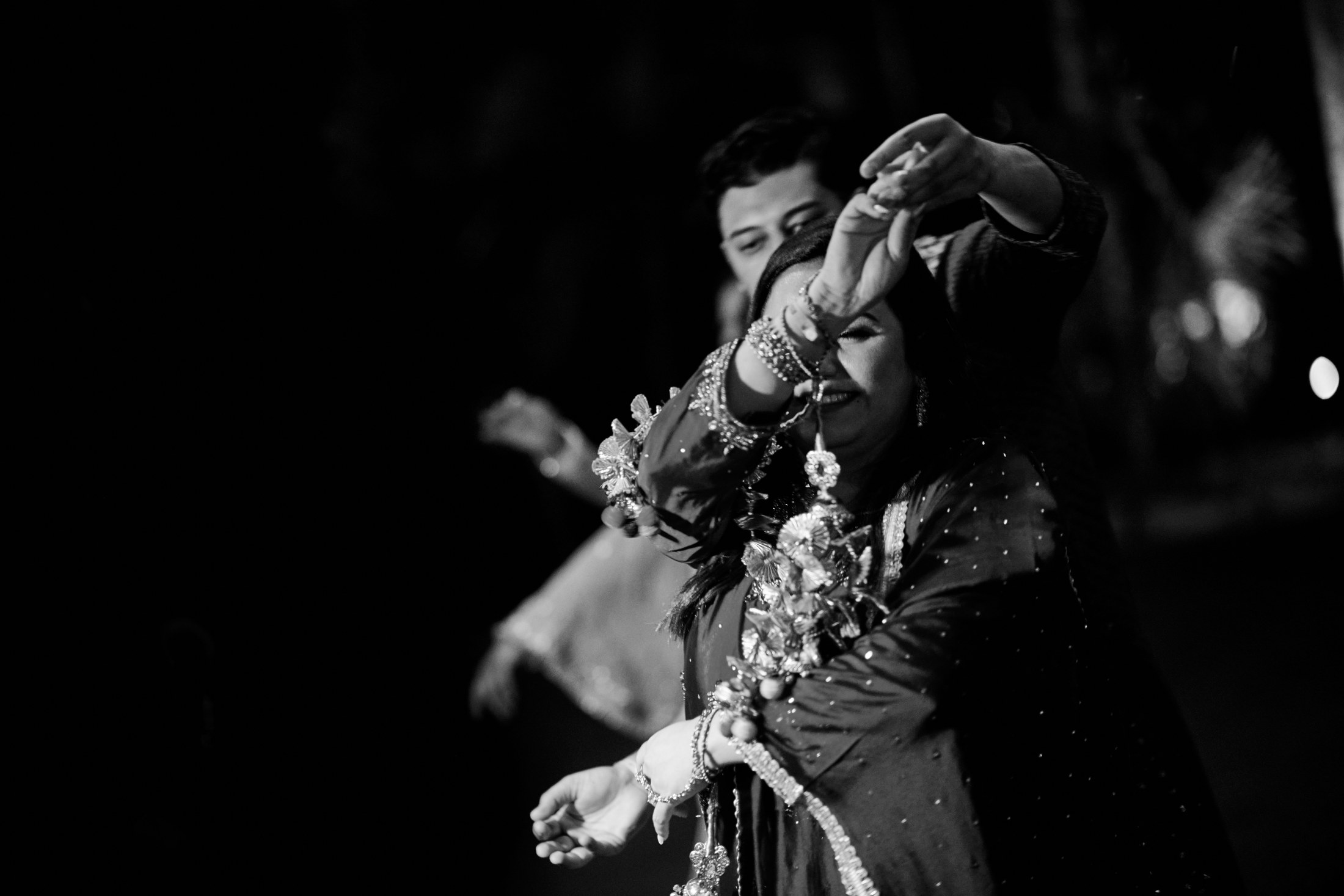 Noche de mehndi y jaggo punyabí en un jardín de Puerto Vallarta — Raj & Jocelyn — photo 65