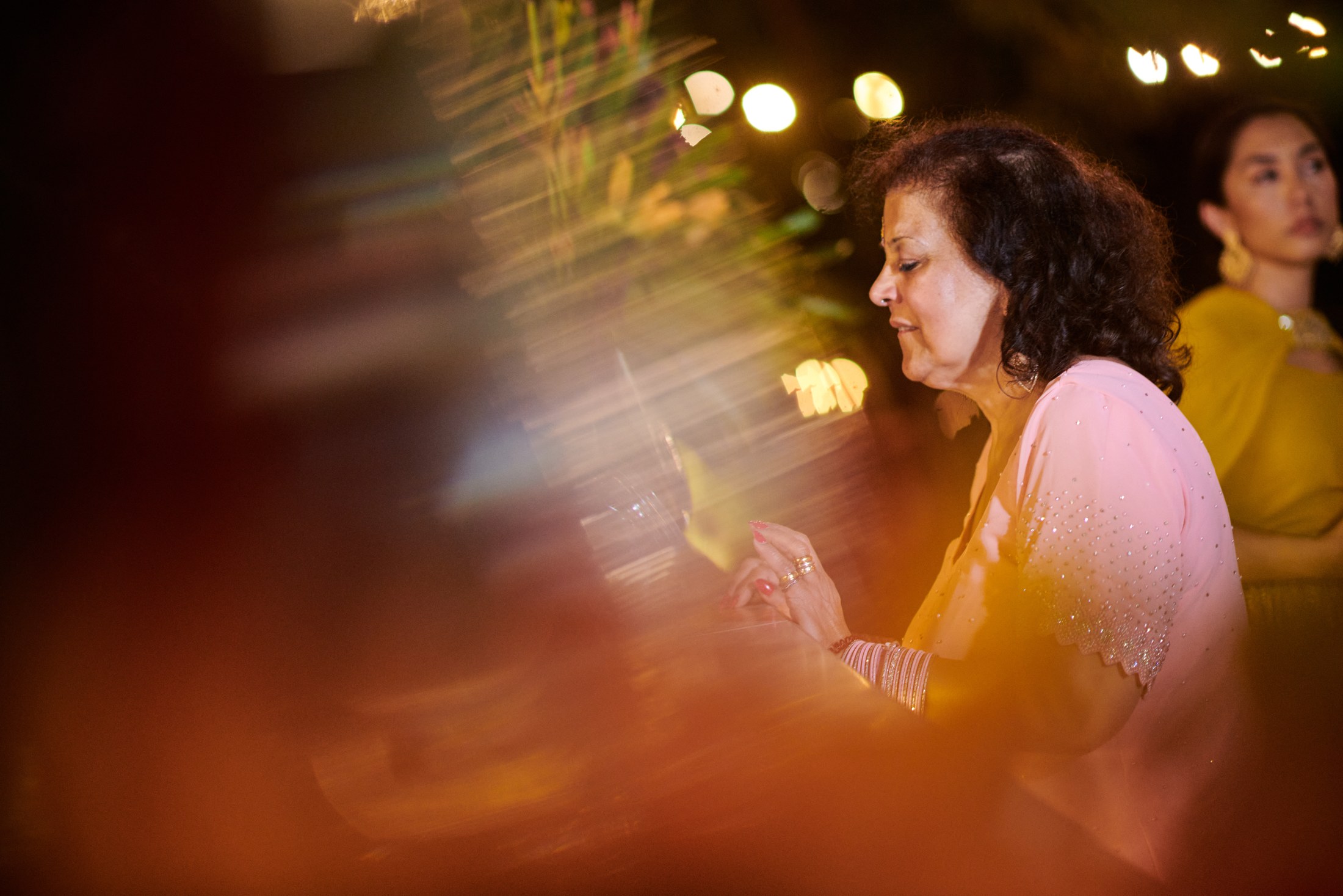 Noche de mehndi y jaggo punyabí en un jardín de Puerto Vallarta — Raj & Jocelyn — photo 66