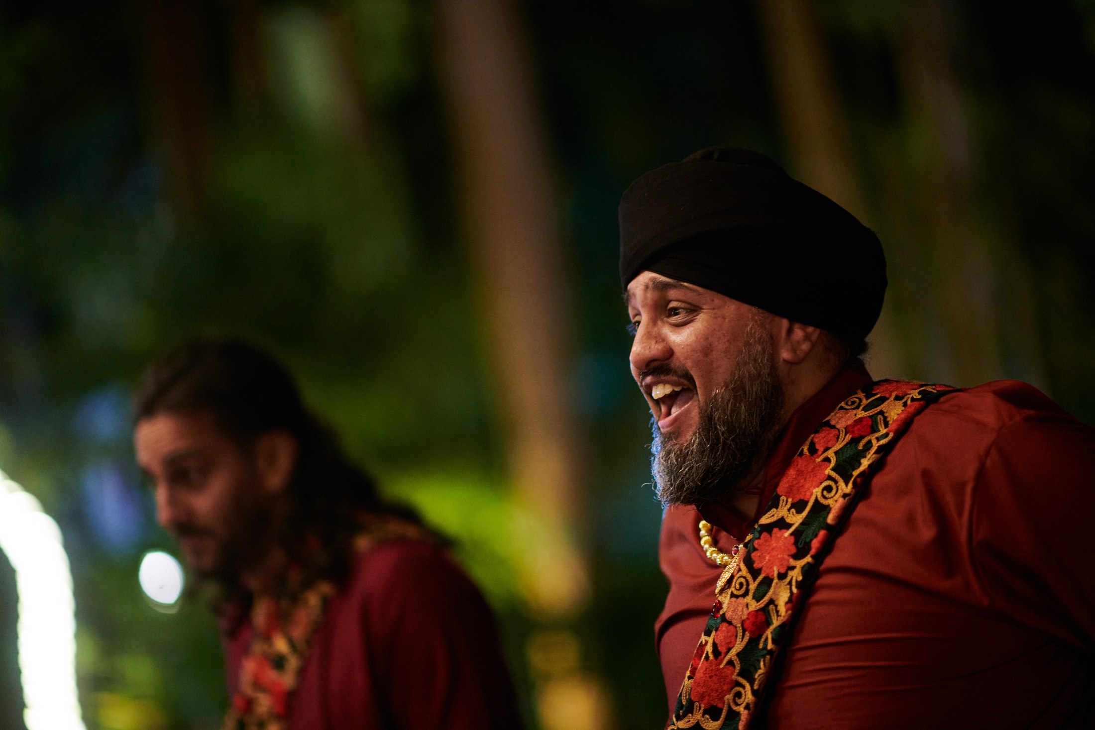 Noche de mehndi y jaggo punyabí en un jardín de Puerto Vallarta — Raj & Jocelyn — photo 67