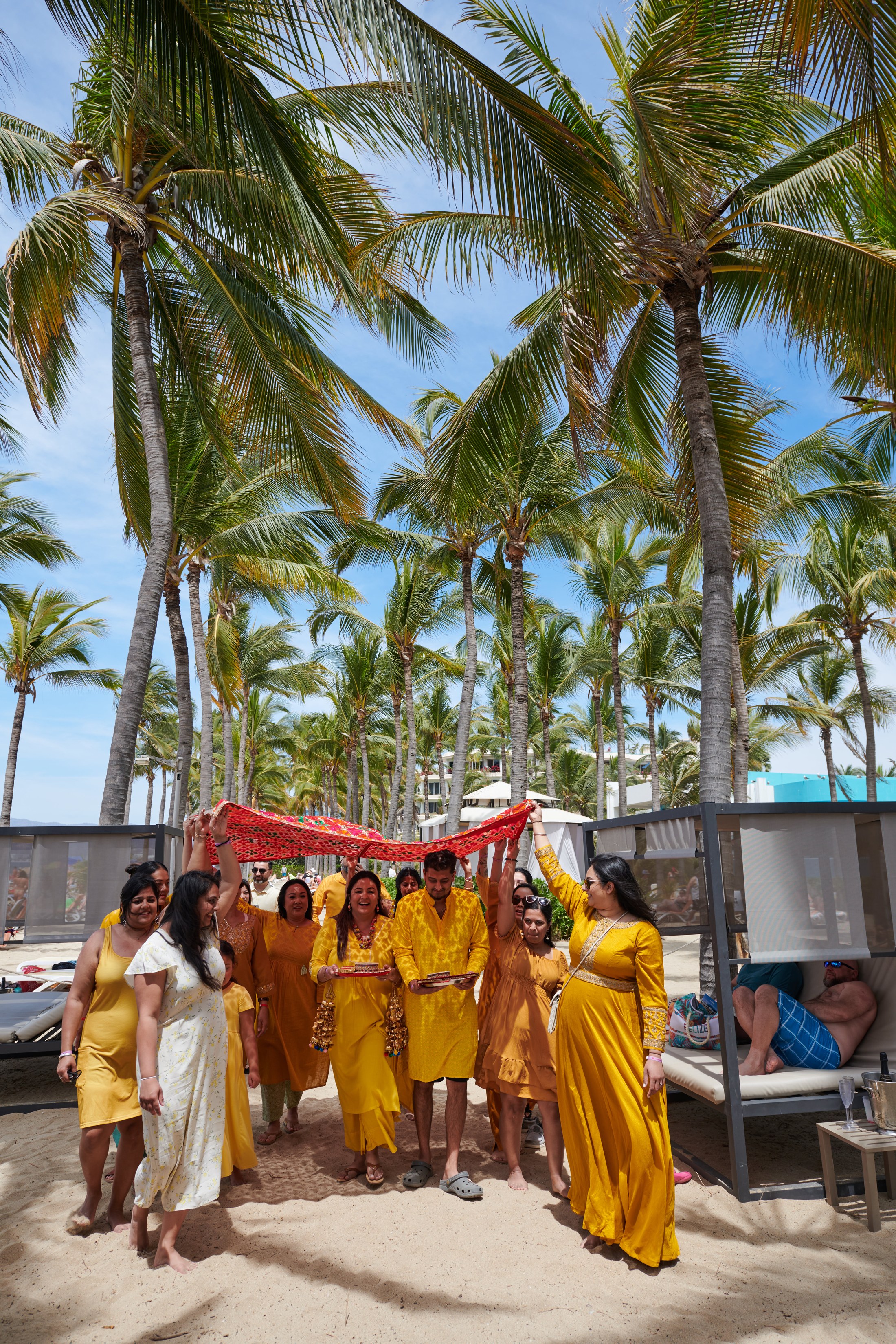 Ceremonia de haldi en la playa, Puerto Vallarta — Raj & Jocelyn — photo 5