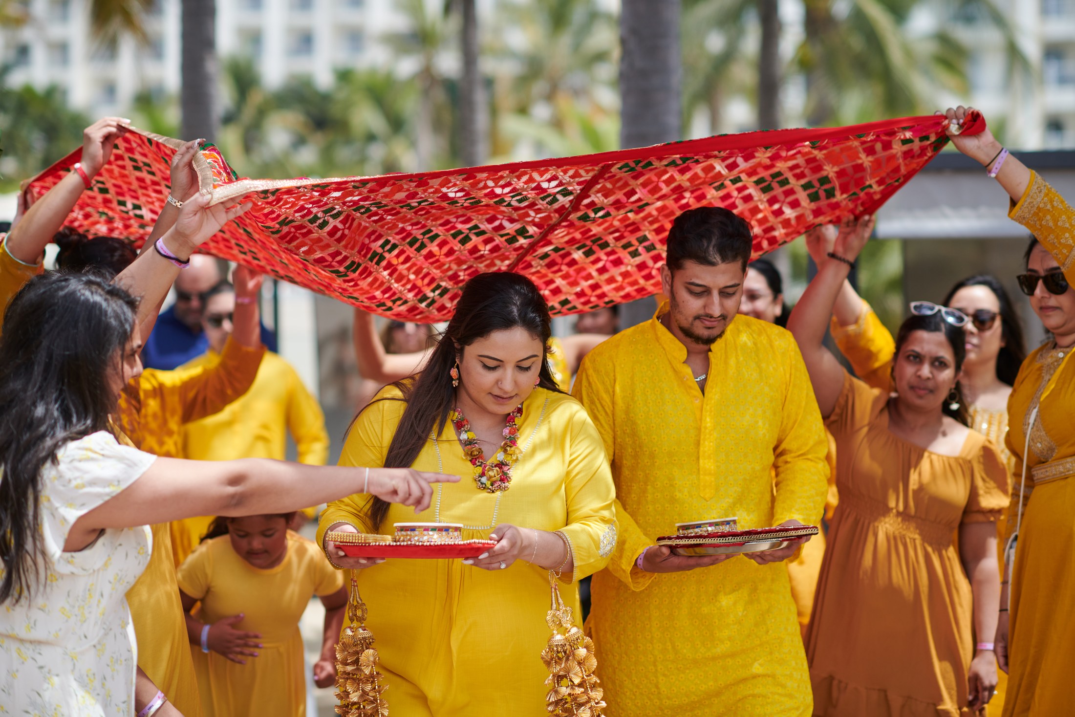 Ceremonia de haldi en la playa, Puerto Vallarta — Raj & Jocelyn — photo 7