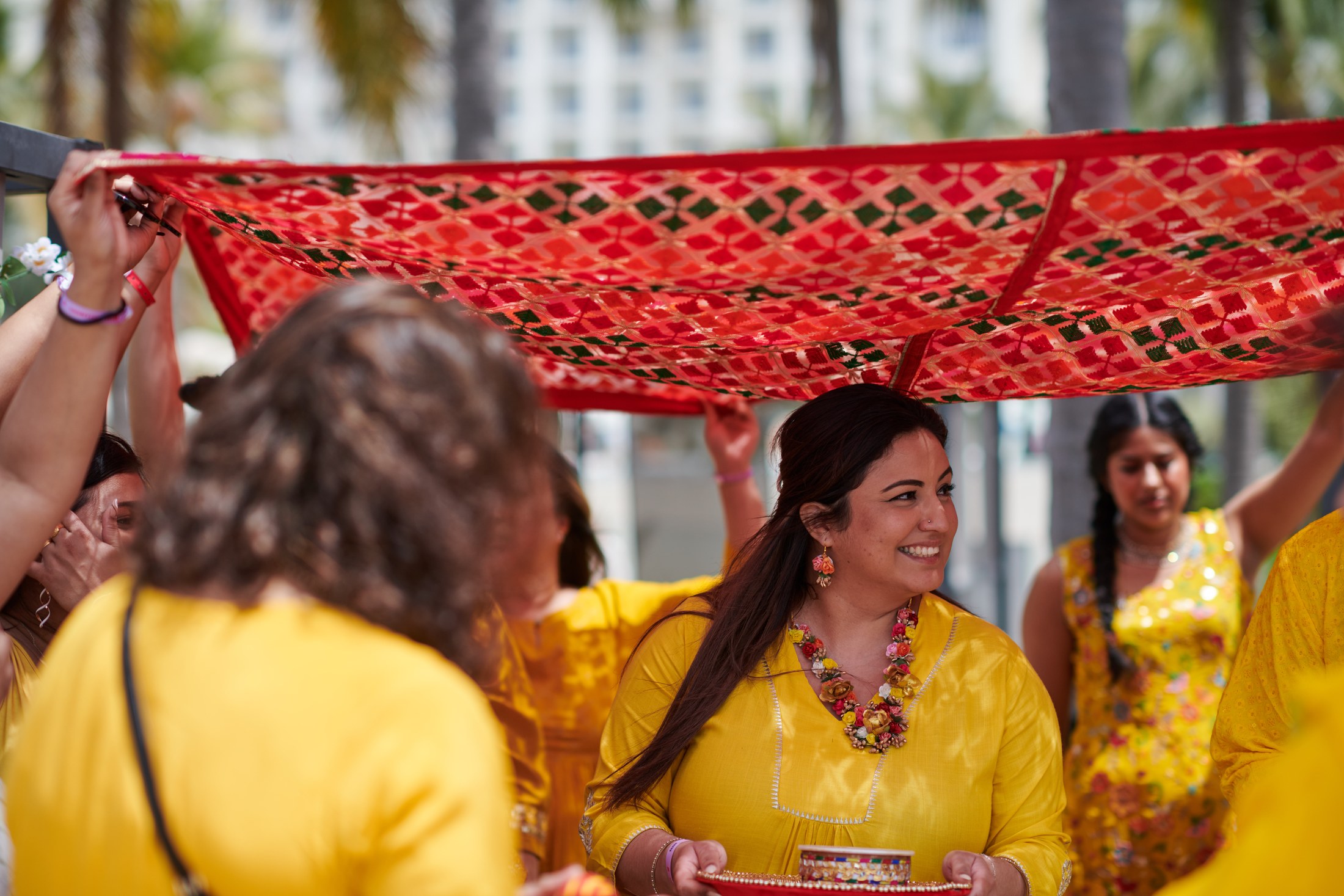 Ceremonia de haldi en la playa, Puerto Vallarta — Raj & Jocelyn — photo 9