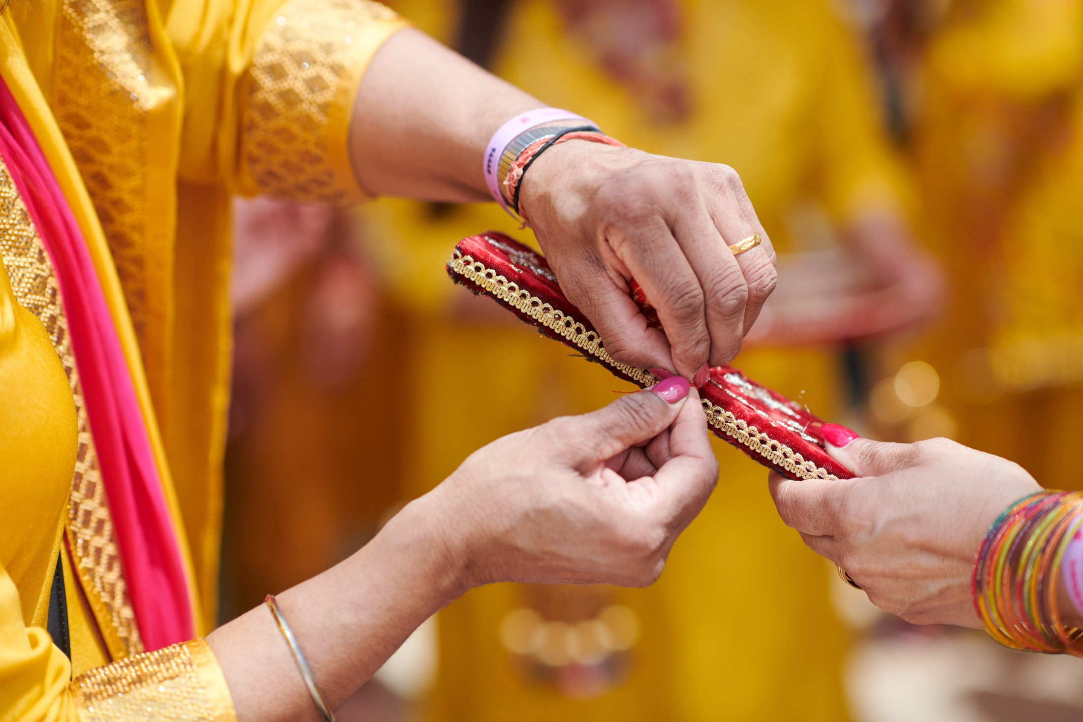 Ceremonia de haldi en la playa, Puerto Vallarta — Raj & Jocelyn — photo 10