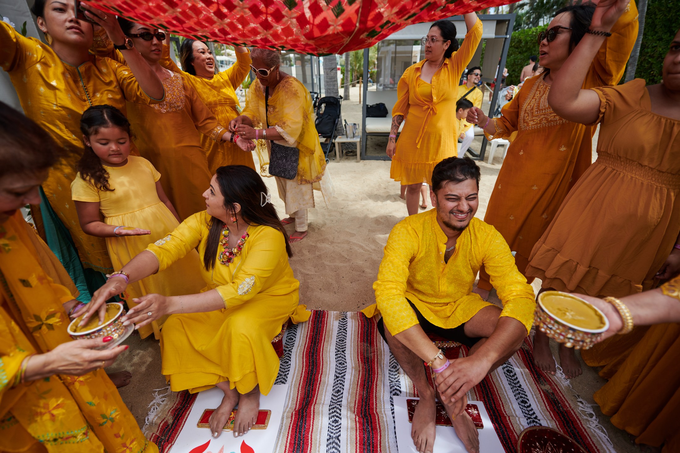Ceremonia de haldi y maiyan en la playa, Puerto Vallarta — Julien Leveau