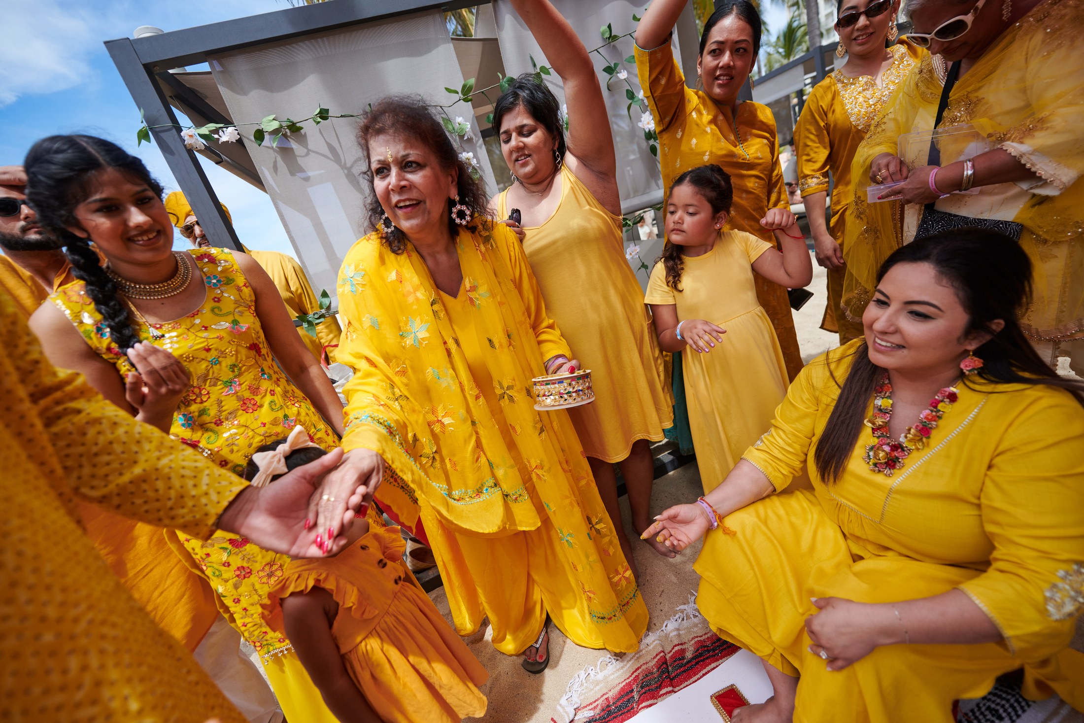 Ceremonia de haldi en la playa, Puerto Vallarta — Raj & Jocelyn — photo 15