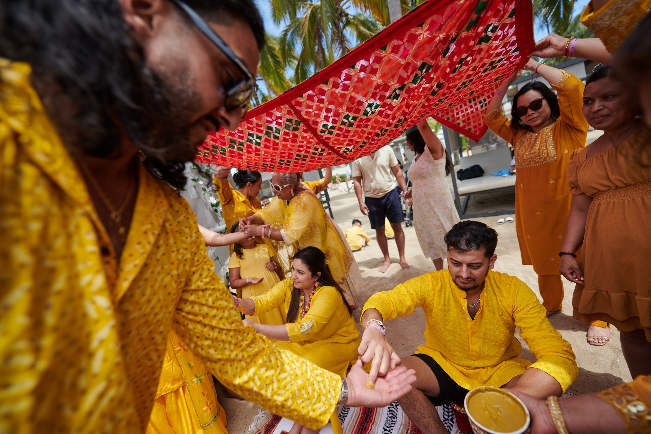 Ceremonia de haldi en la playa, Puerto Vallarta — Raj & Jocelyn — photo 16
