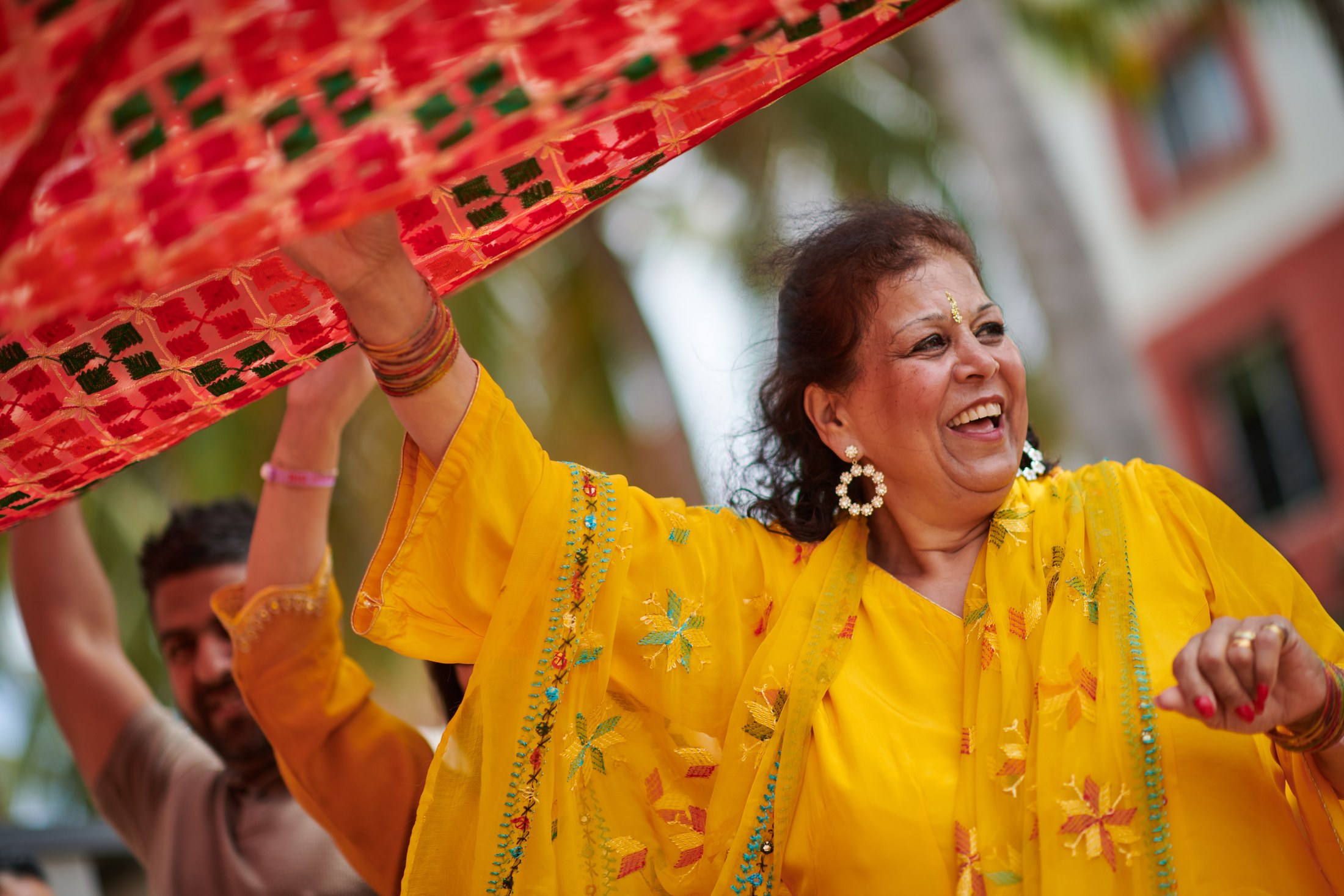 Ceremonia de haldi en la playa, Puerto Vallarta — Raj & Jocelyn — photo 23