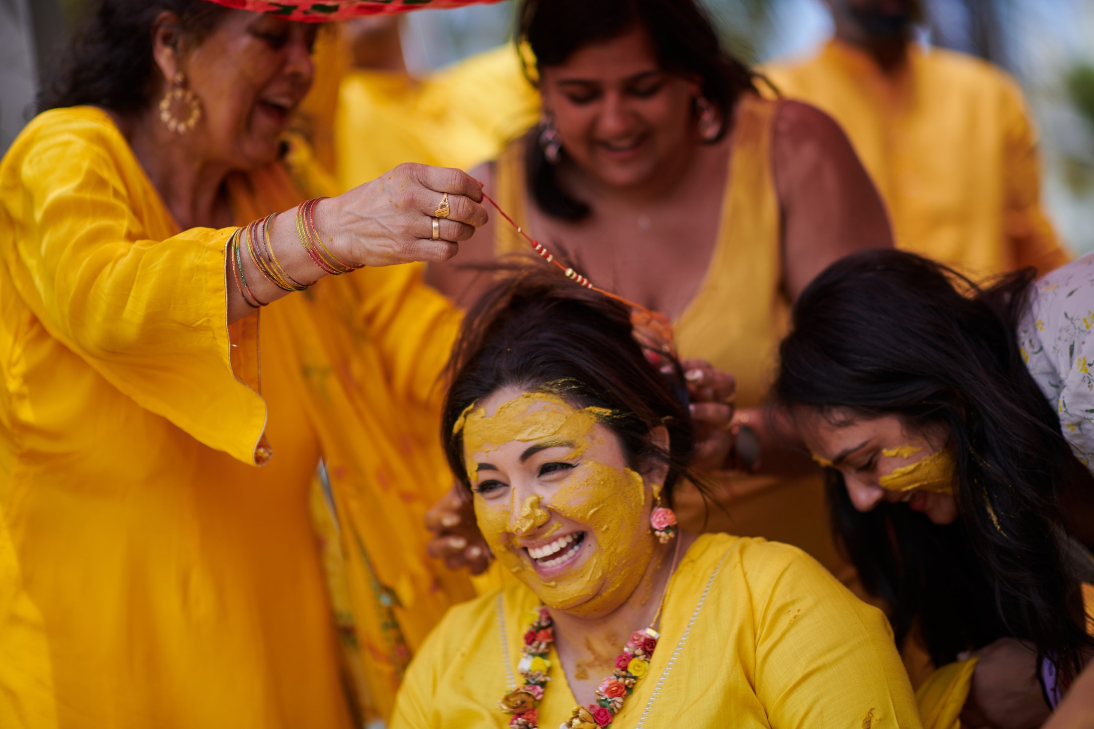Ceremonia de haldi y maiyan en la playa, Puerto Vallarta — Julien Leveau