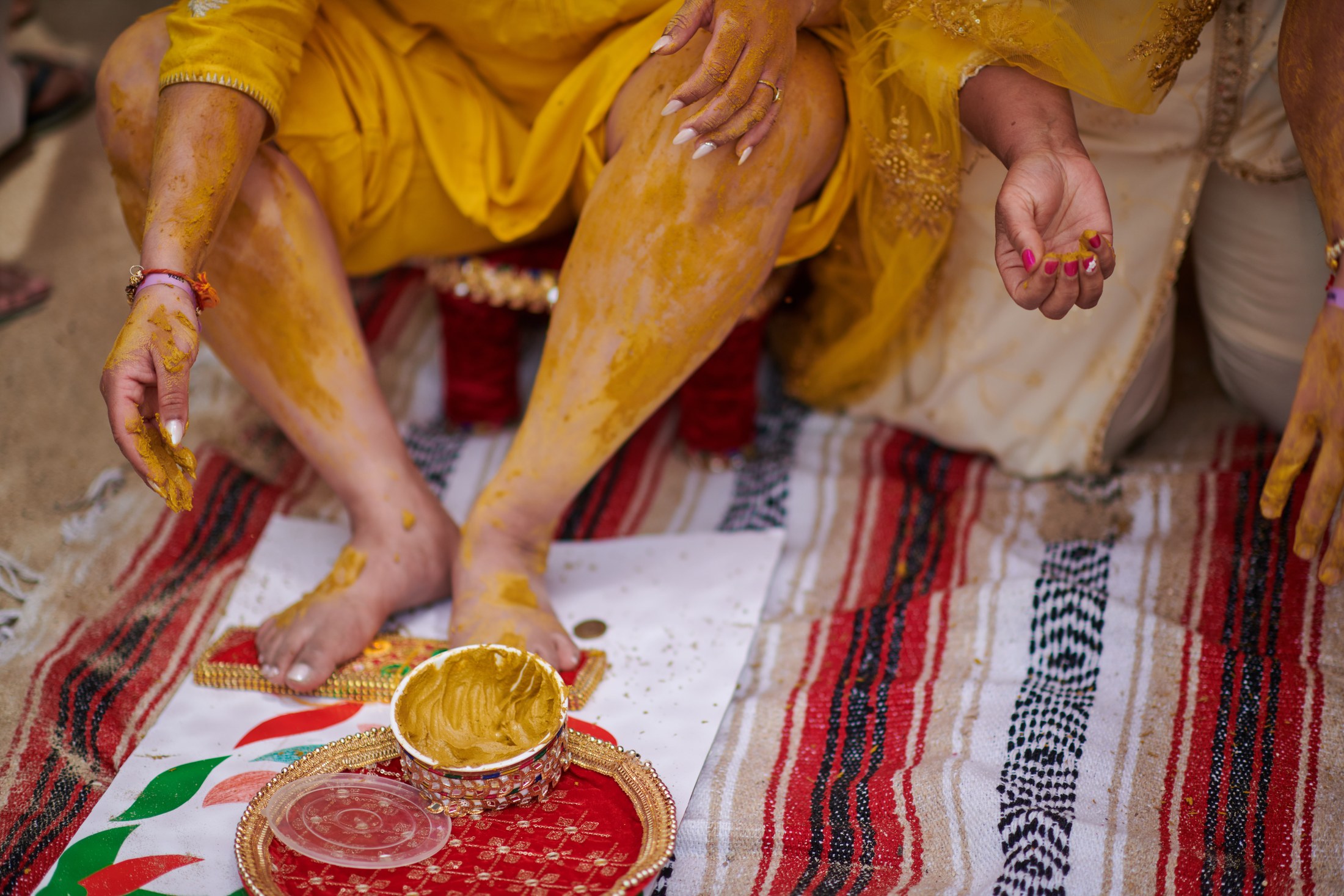 Ceremonia de haldi en la playa, Puerto Vallarta — Raj & Jocelyn — photo 39