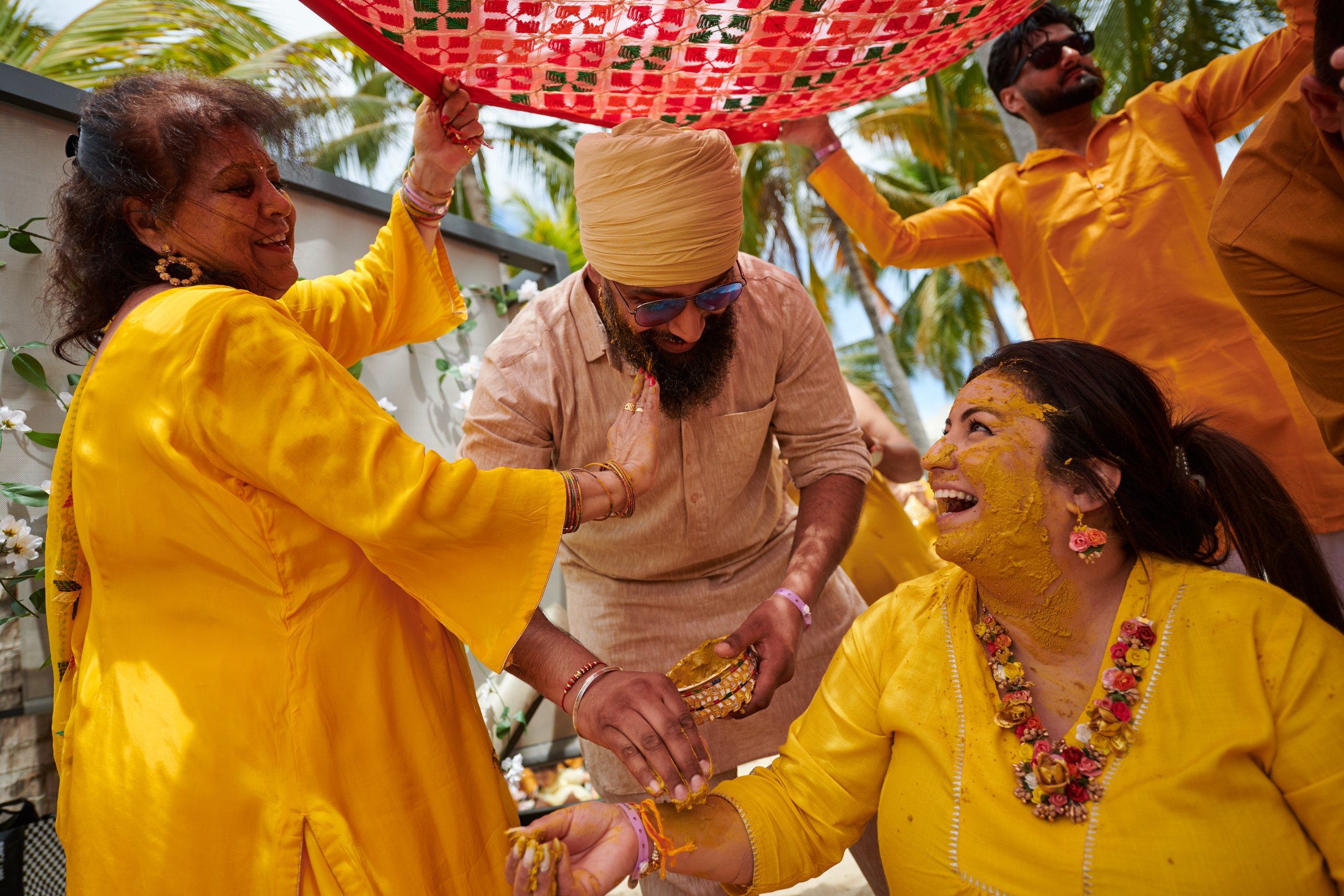 Ceremonia de haldi en la playa, Puerto Vallarta — Raj & Jocelyn — photo 43