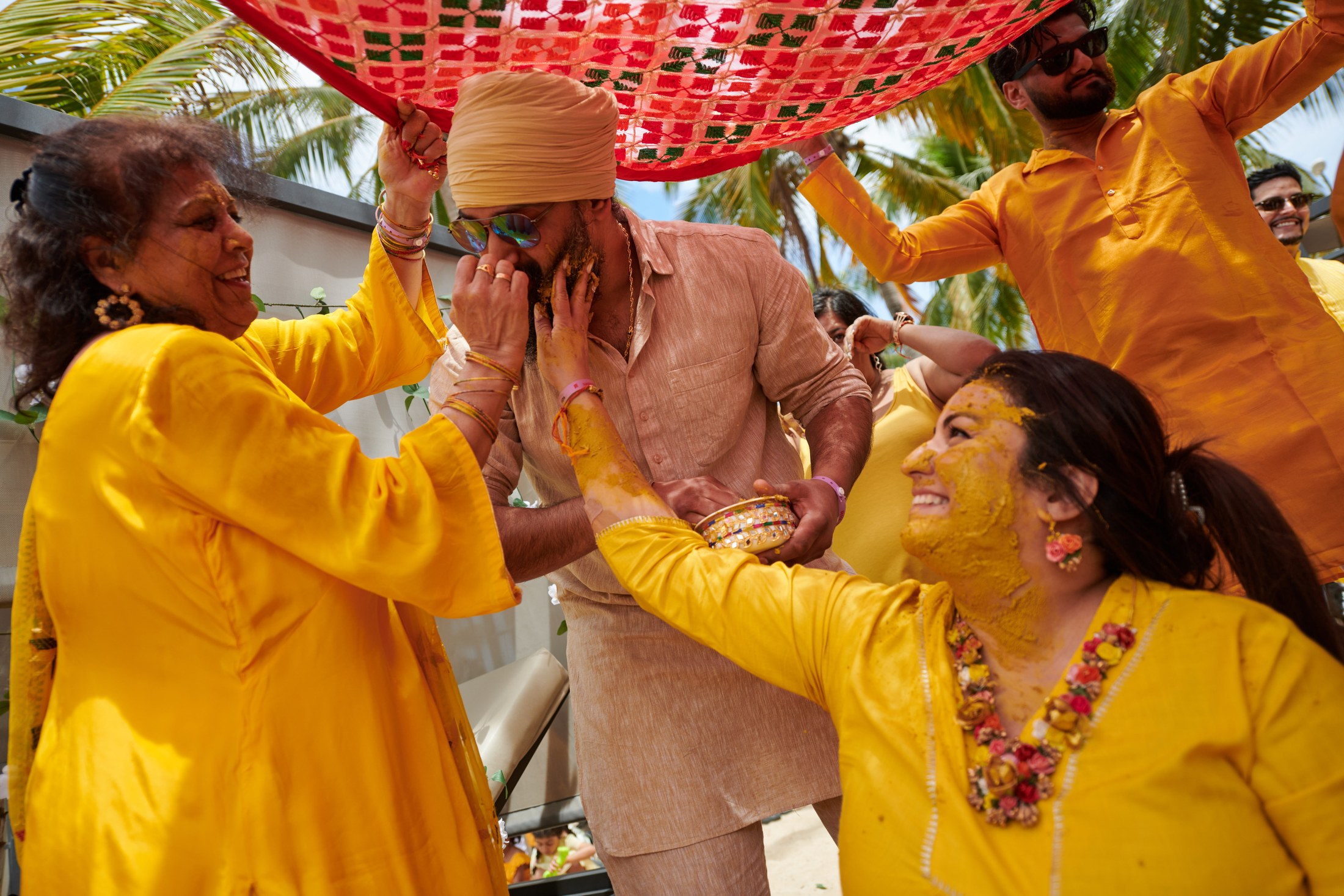 Ceremonia de haldi en la playa, Puerto Vallarta — Raj & Jocelyn — photo 44