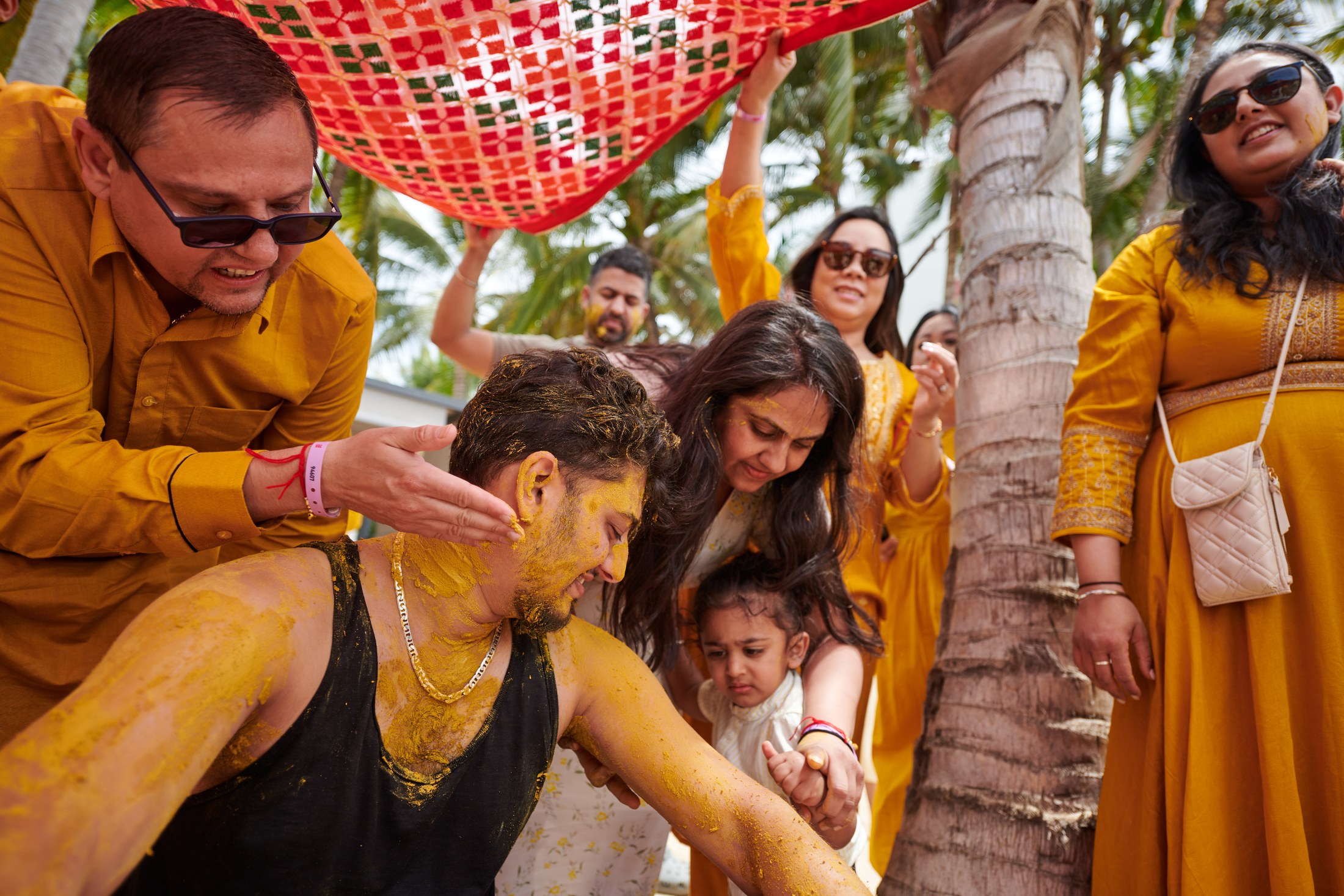 Ceremonia de haldi en la playa, Puerto Vallarta — Raj & Jocelyn — photo 45