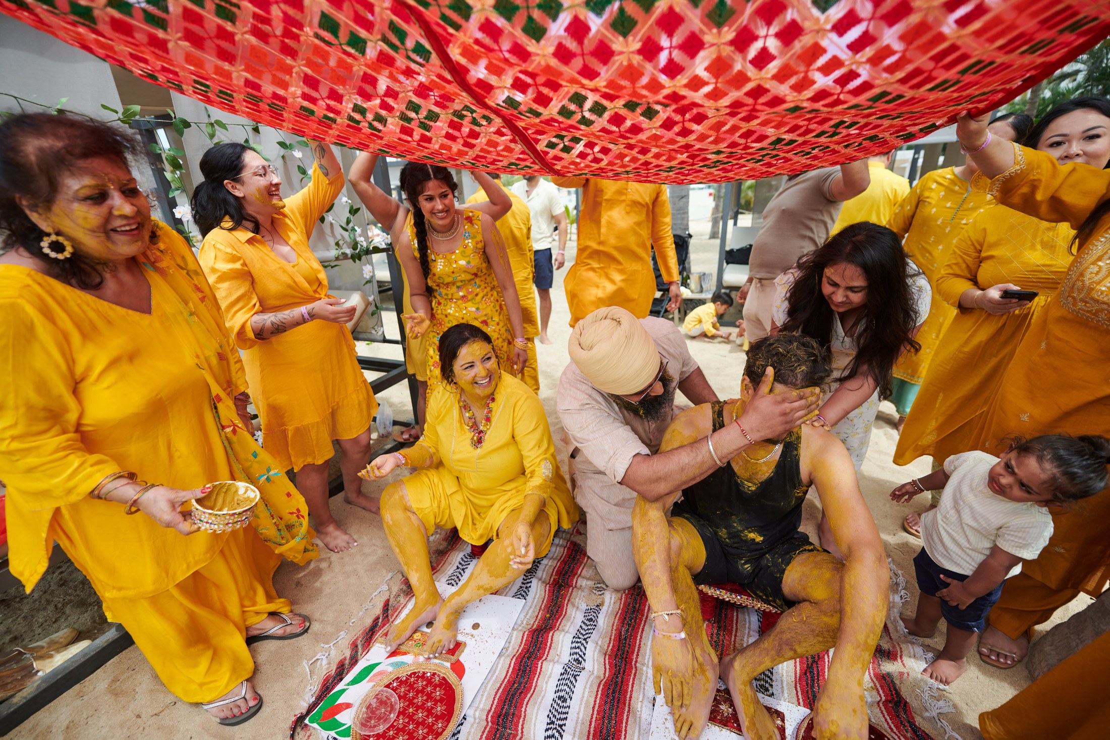 Ceremonia de haldi en la playa, Puerto Vallarta — Raj & Jocelyn — photo 46
