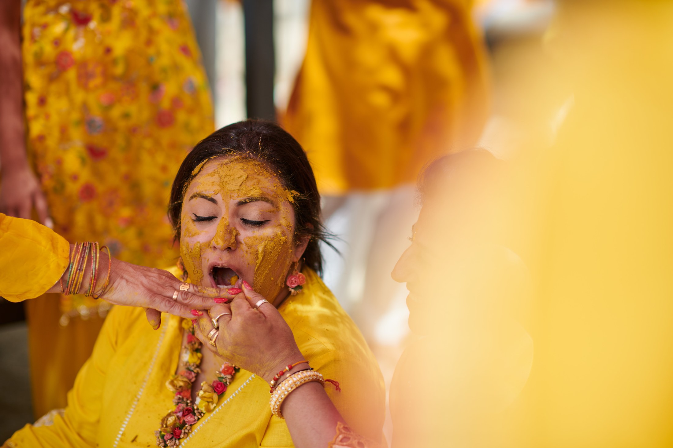 Ceremonia de haldi en la playa, Puerto Vallarta — Raj & Jocelyn — photo 51
