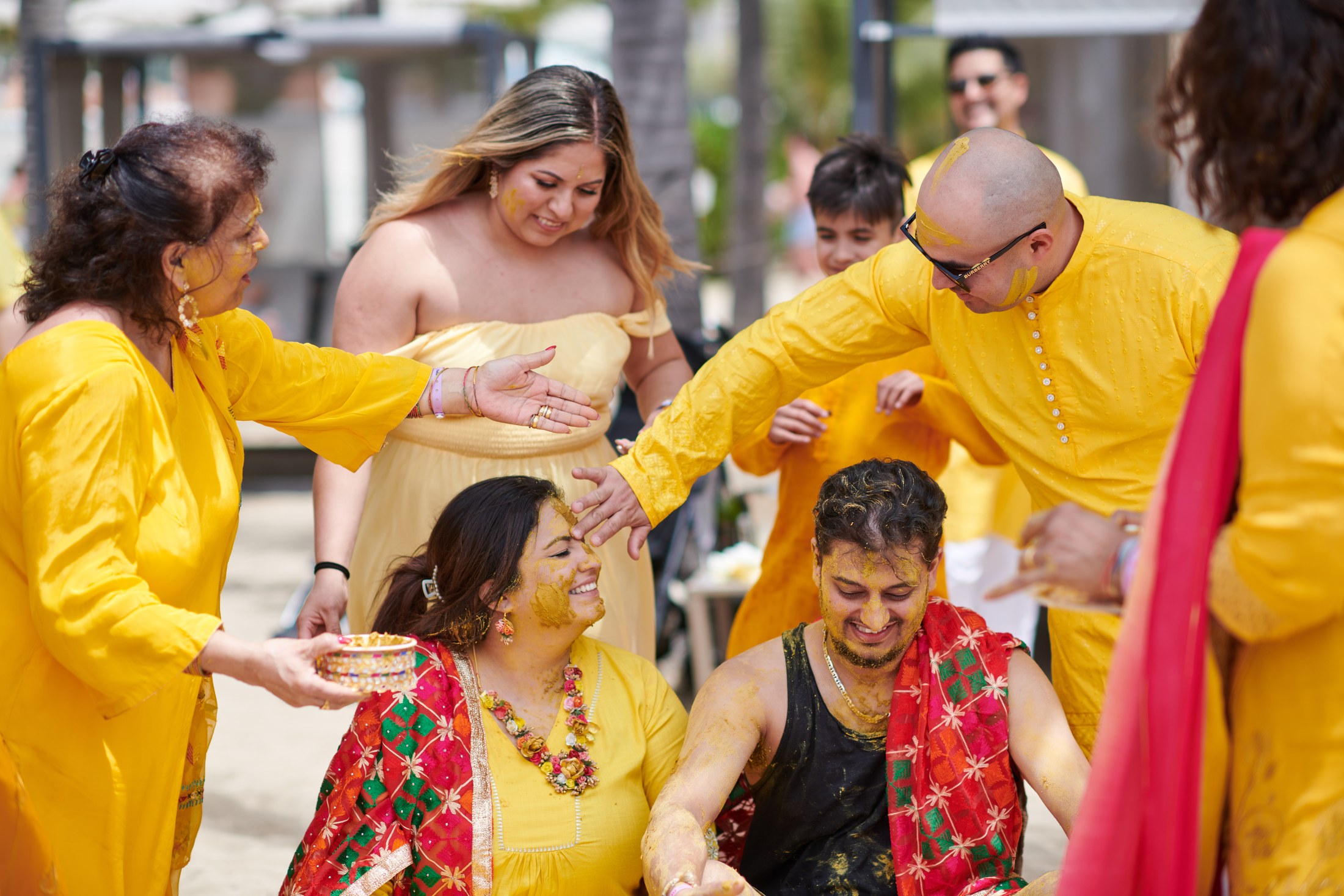 Ceremonia de haldi en la playa, Puerto Vallarta — Raj & Jocelyn — photo 57