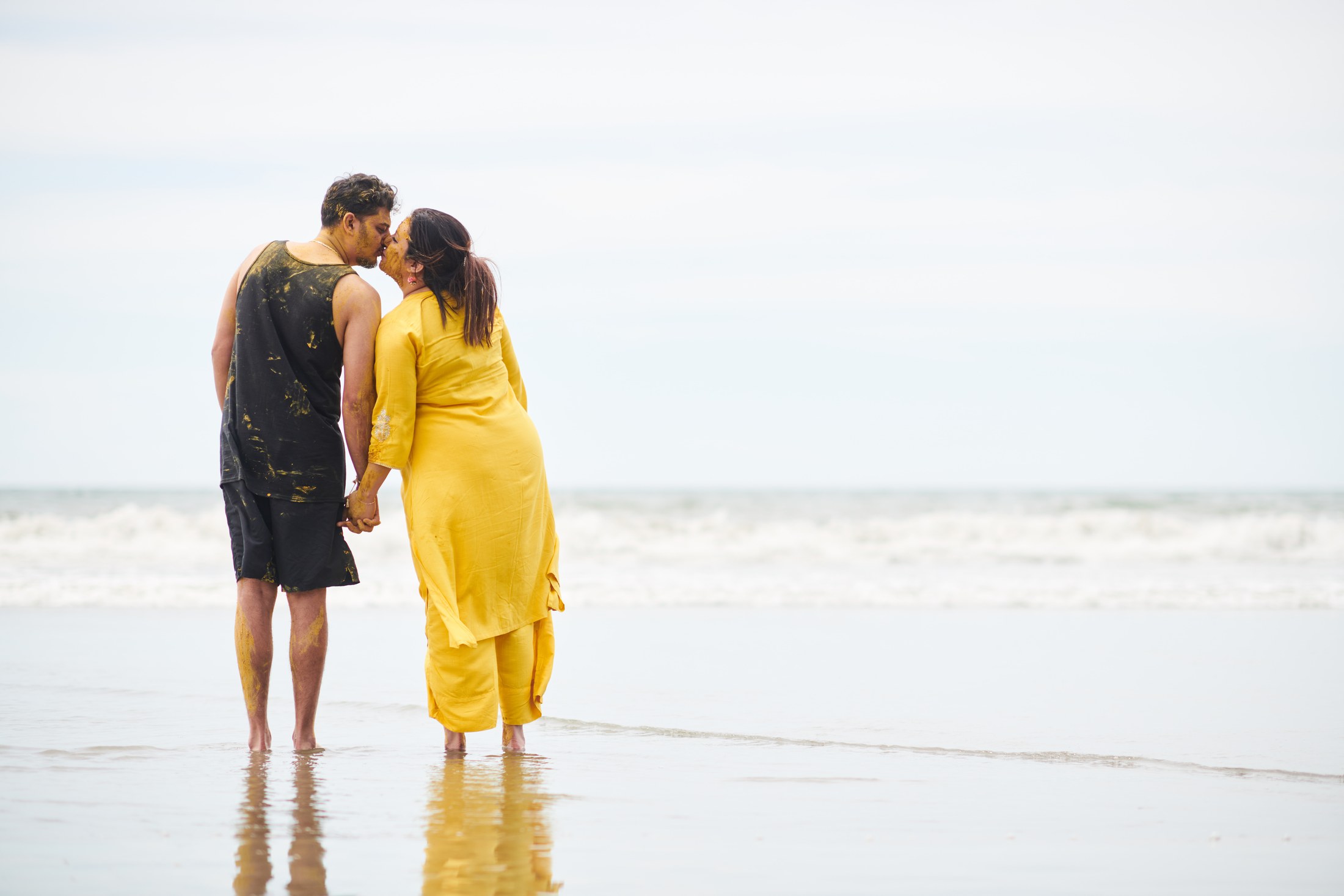 Ceremonia de haldi y maiyan en la playa, Puerto Vallarta — Julien Leveau
