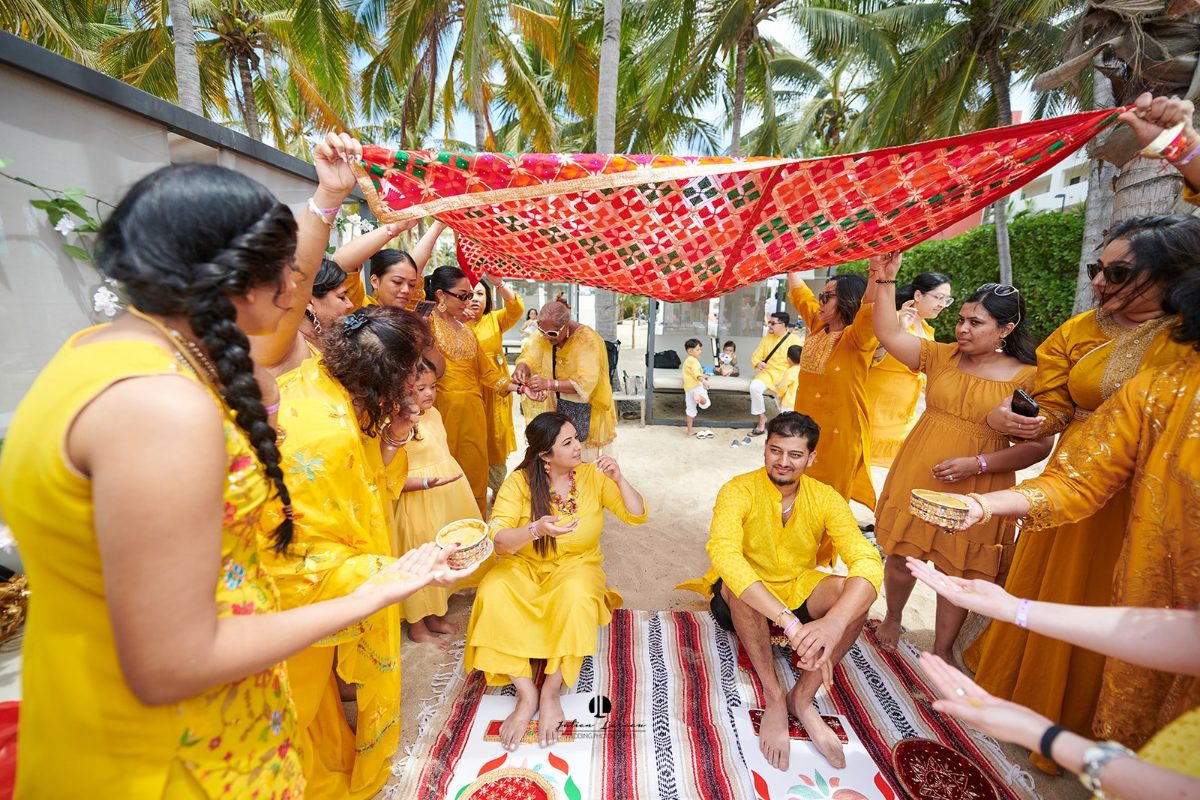 Ceremonia de haldi y maiyan en la playa, Puerto Vallarta — Julien Leveau