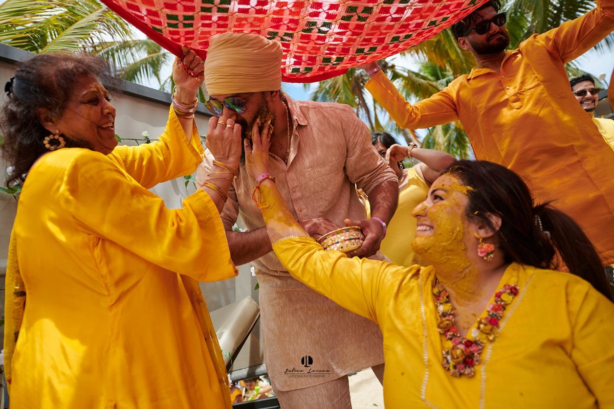 Ceremonia de haldi en la playa en Puerto Vallarta — Raj & Jocelyn — photo 21