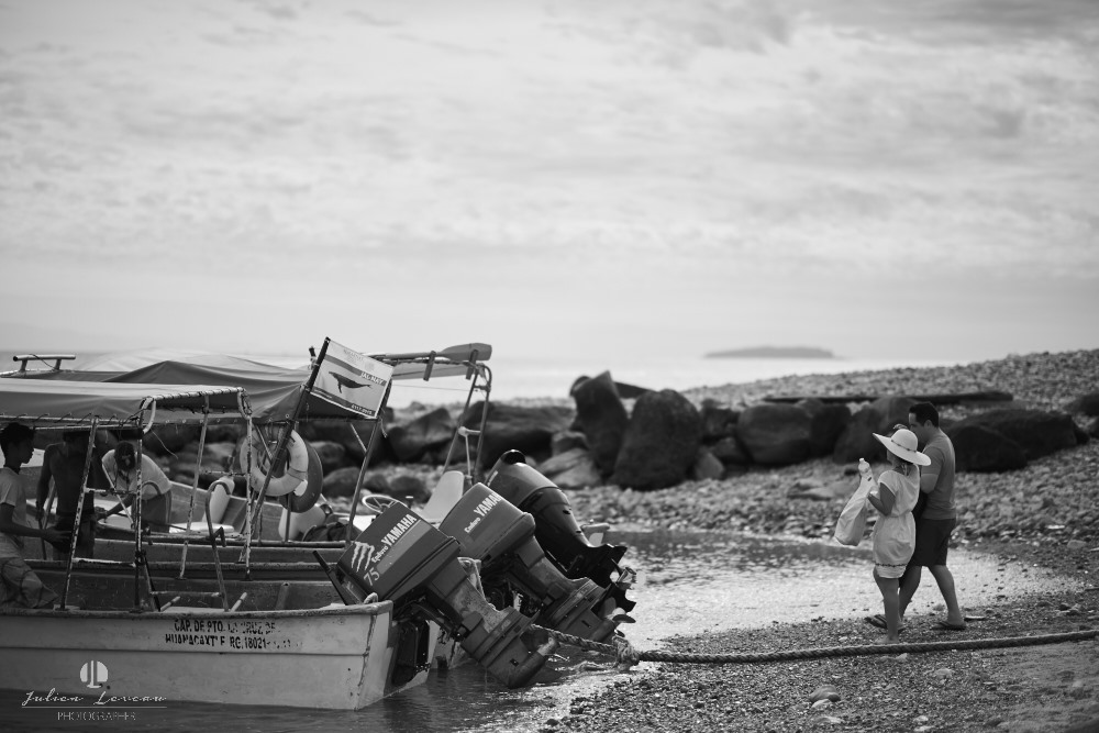 Professional Photographer - Trash the dress session at Marietas Island - boat shuttle
