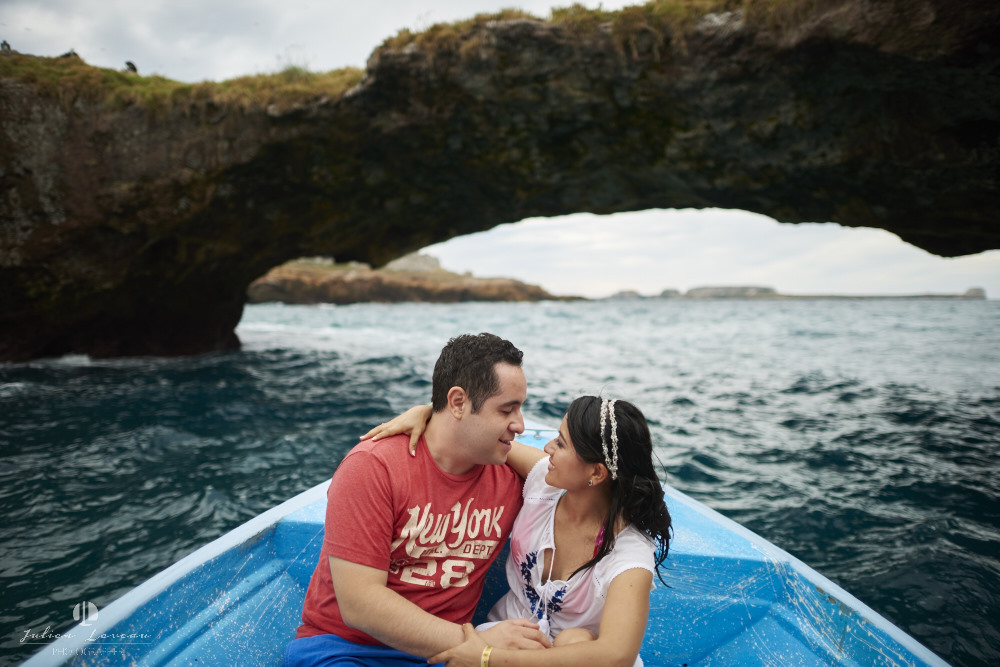 Professional Photographer - Trash the dress session at Marietas Island - boat trip